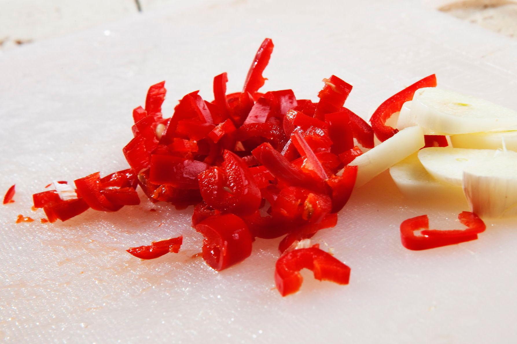 SVIENDE: Det er typisk å gni seg selv i øyne etter å ha kuttet chili. Foto: Magnar Kirknes/VG