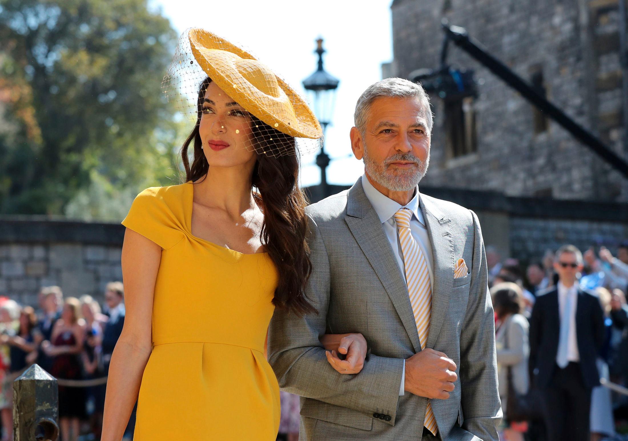 ARM I ARM: Amal og George Clooney kom sammen til bryllupet i Windsor. Foto: Gareth Fuller/AP