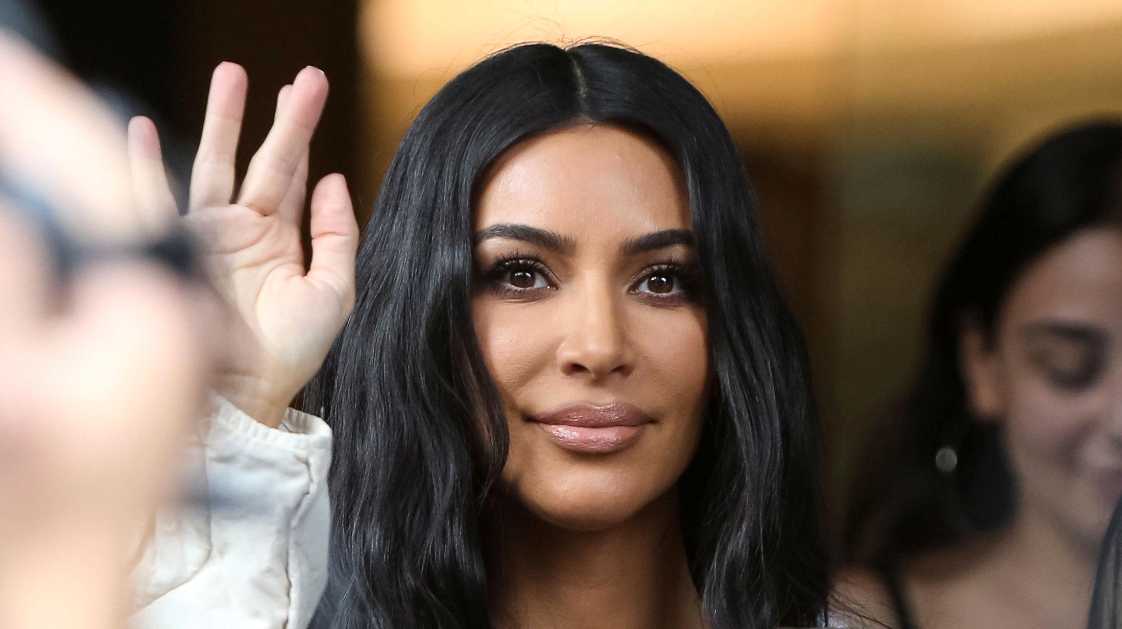 KRITIKK: Reality-stjerne og designer Kim Kardashian West (39) får kritikk for munnbind hun og hennes merke Skims nylig lanserte. Foto: Reuters