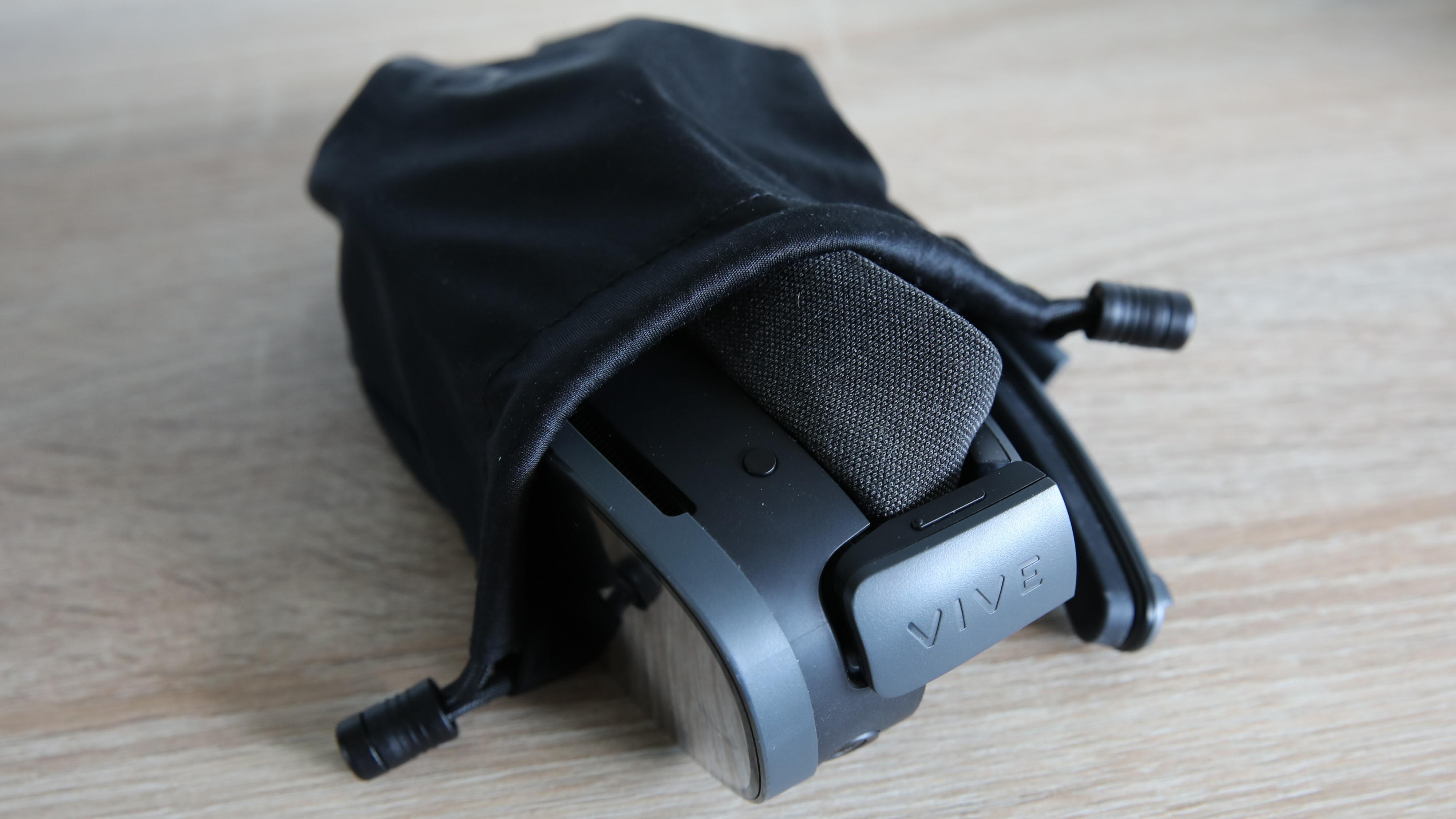 Som «brille» kan Vive XR Elite foldes sammen og får plass i medfølgende pussepose.