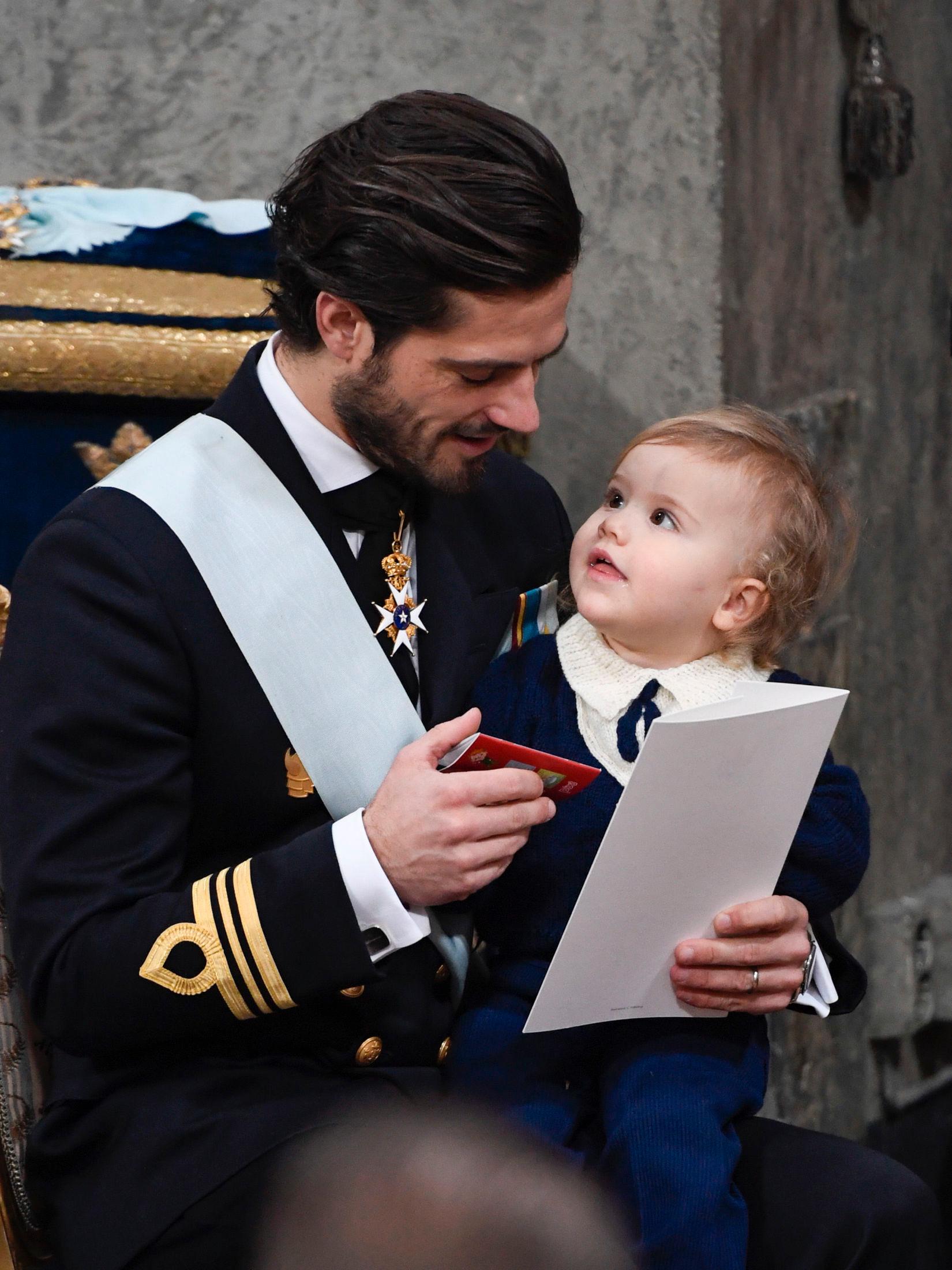I PAPPAS DRESS: Prins Alexander på fanget til pappa prins Carl Philip under prins Gabriels dåp. Foto: Anders Wiklund/TT/NTB Scanpix