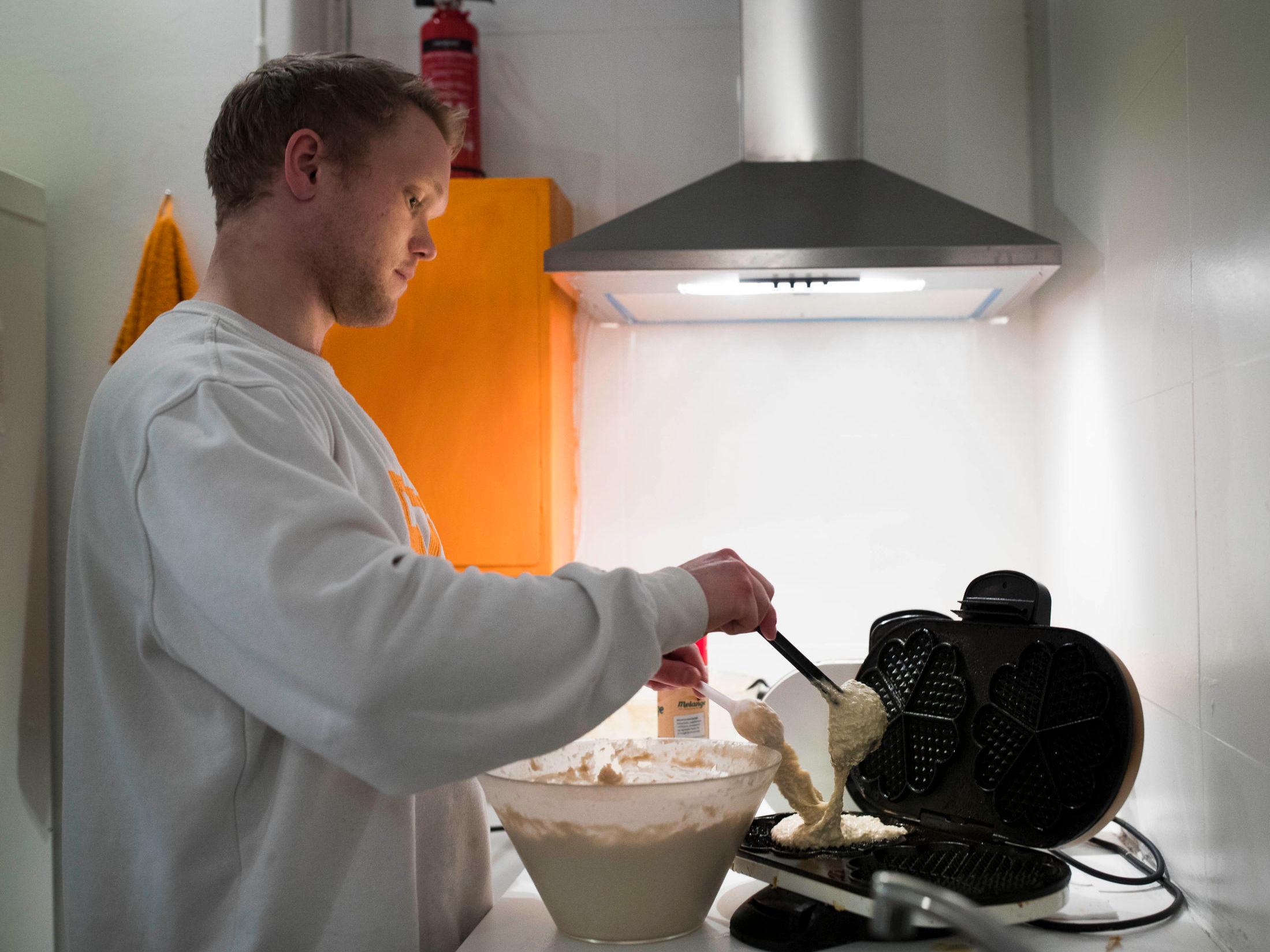 VAFFELFAN: Jonathan Larsson startet å selge vafler fra hybelvinduet, og har nå startet vaffelcafe på Grünerløkka som heter Haralds Vaffel. FOTO: Fredrik Solstad/VG