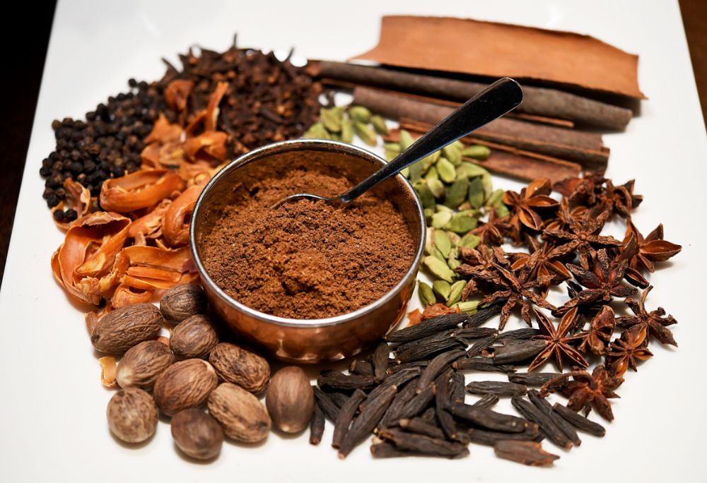 Karim Rezaul importerar sina kryddor från England och Indien.