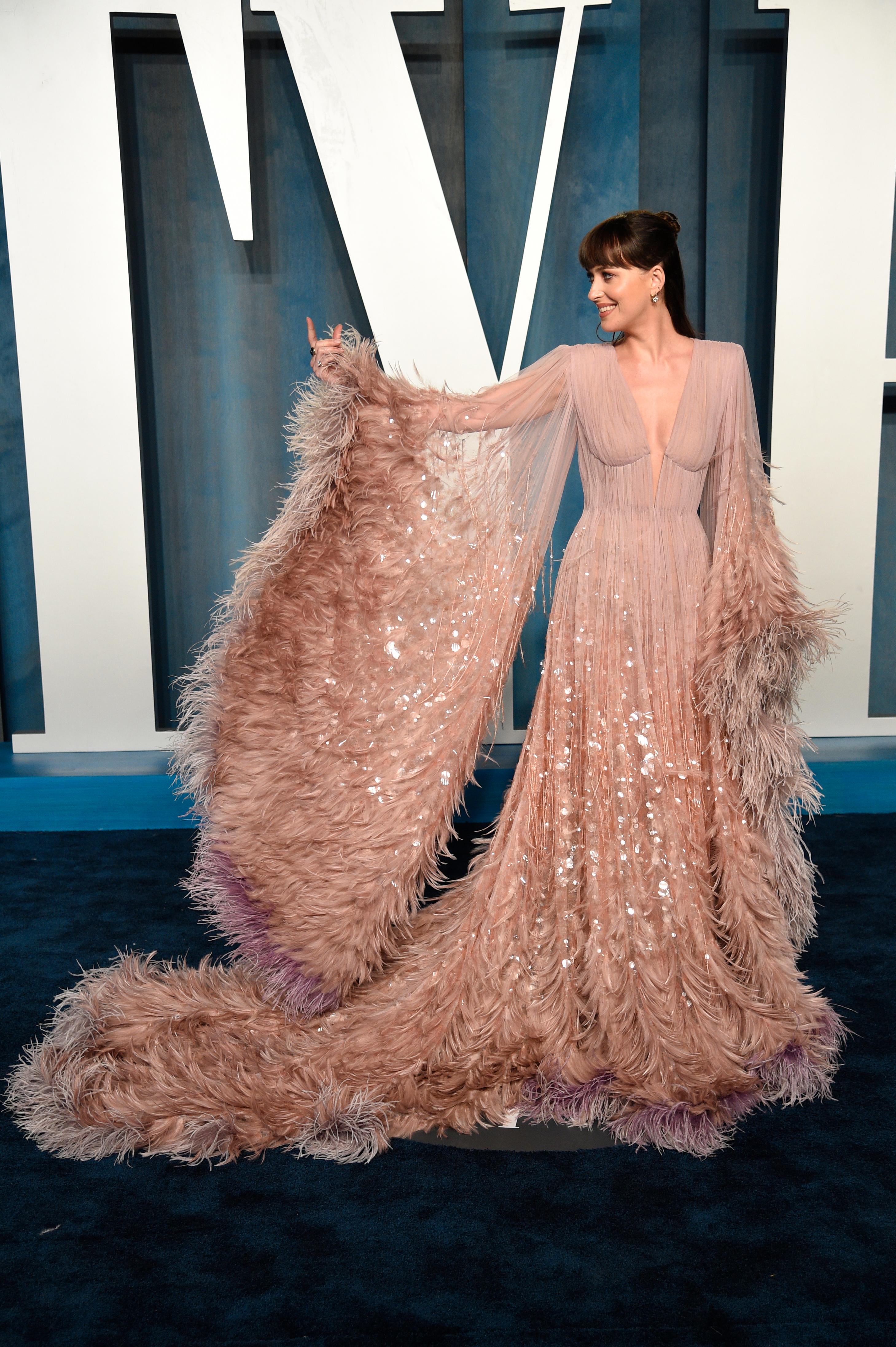 WOW-ØYEBLIKK: Dakota Johnson ankom Oscar-etterfesten til Vanity Fair iført en slående vakker kreasjon fra Gucci.