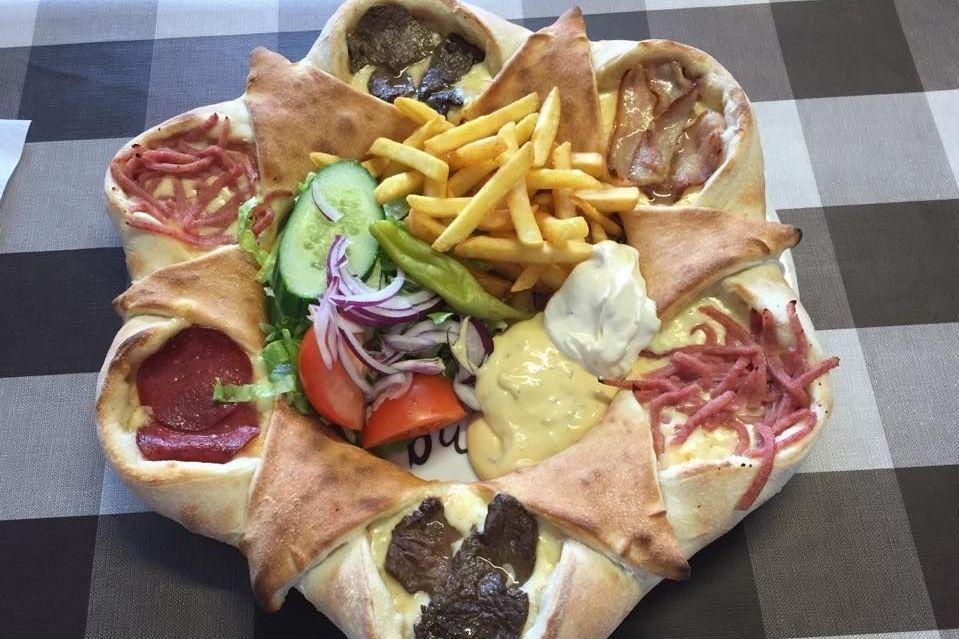 TOPPET: Med alt du kan ønske deg på én og samme pizza. Vulkanpizzaen fra Nya Gul & Blå i Piteå i Sverige har gått som en farsott etter bildet ble publisert på sosiale medier. Foto: Nya Gul & Blå / Facebook