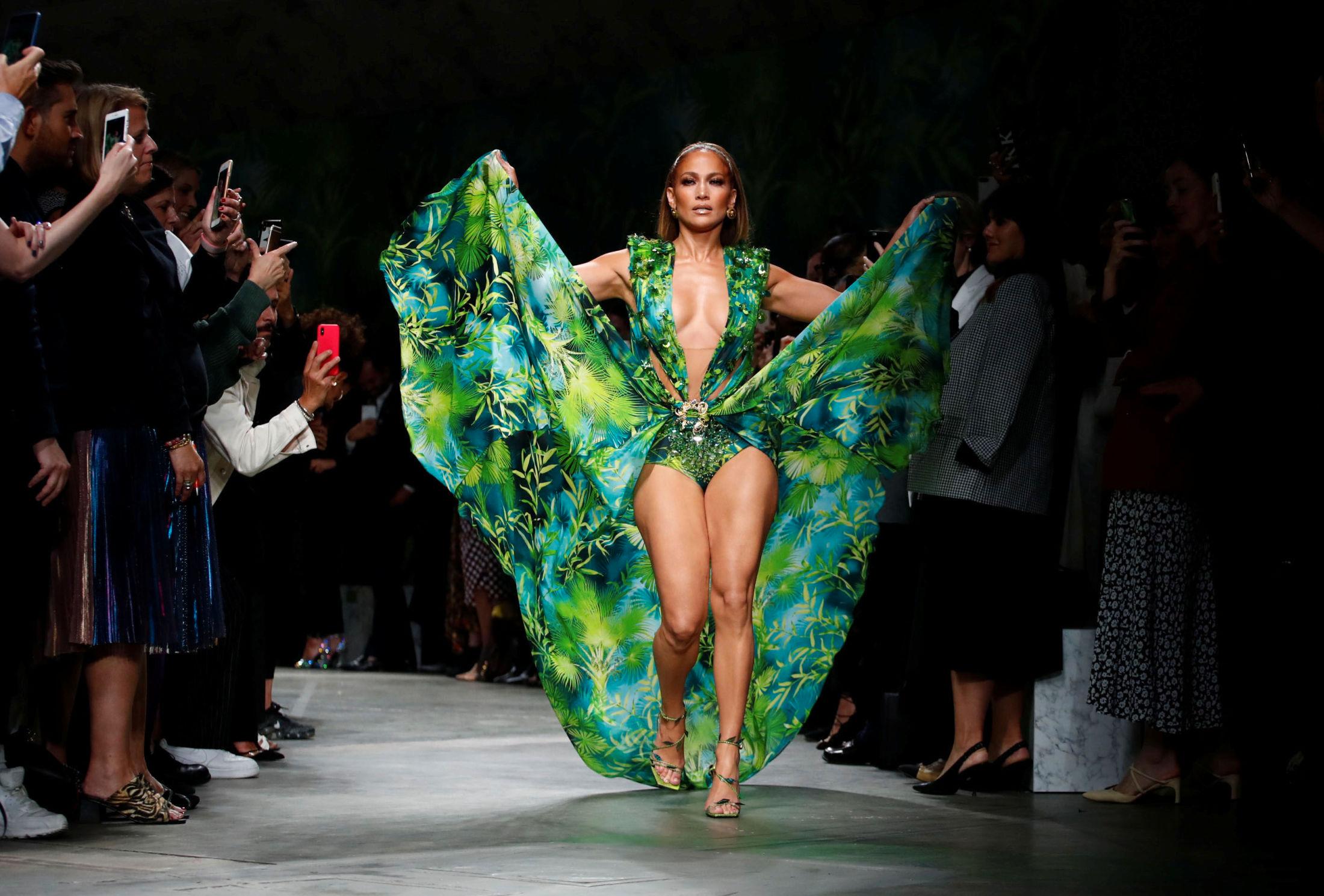 OVERRASKET: Jennifer Lopez gjorde comeback i sin ikoniske jungelkjole under Versaces moteshow i Milano. Foto: Alessandro Garofalo/Reuters.