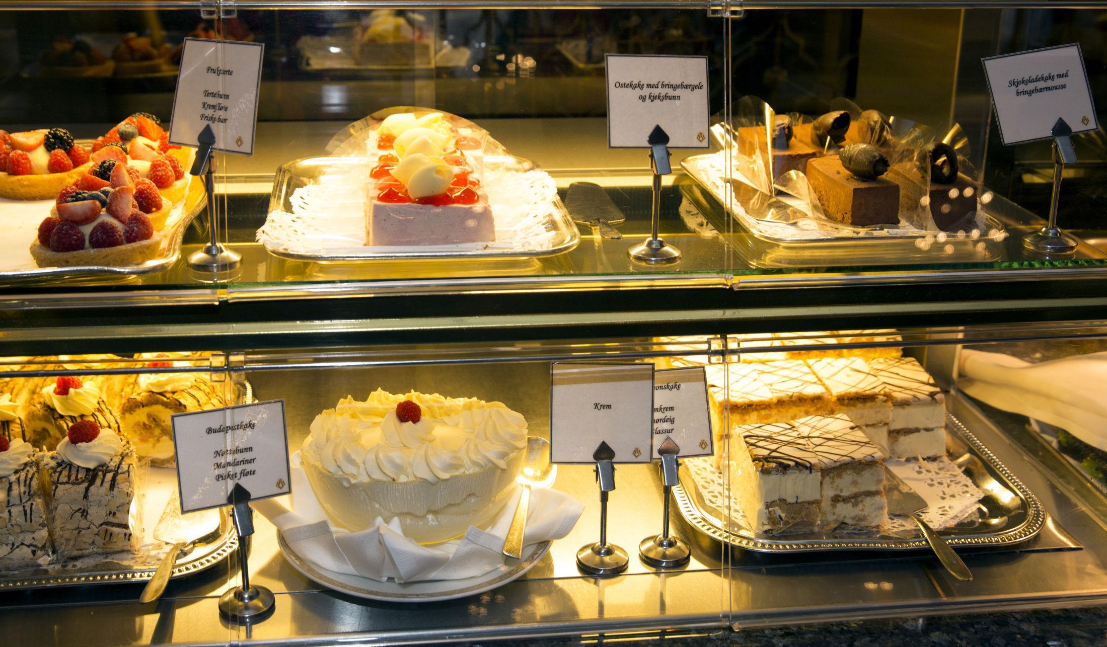 HØYE KAKER: Et godt utvalg av deilige kaker blir fremstilt på beste vis på lunsjbuffeten på Bristol. Foto: Janne Møller-Hansen/VG