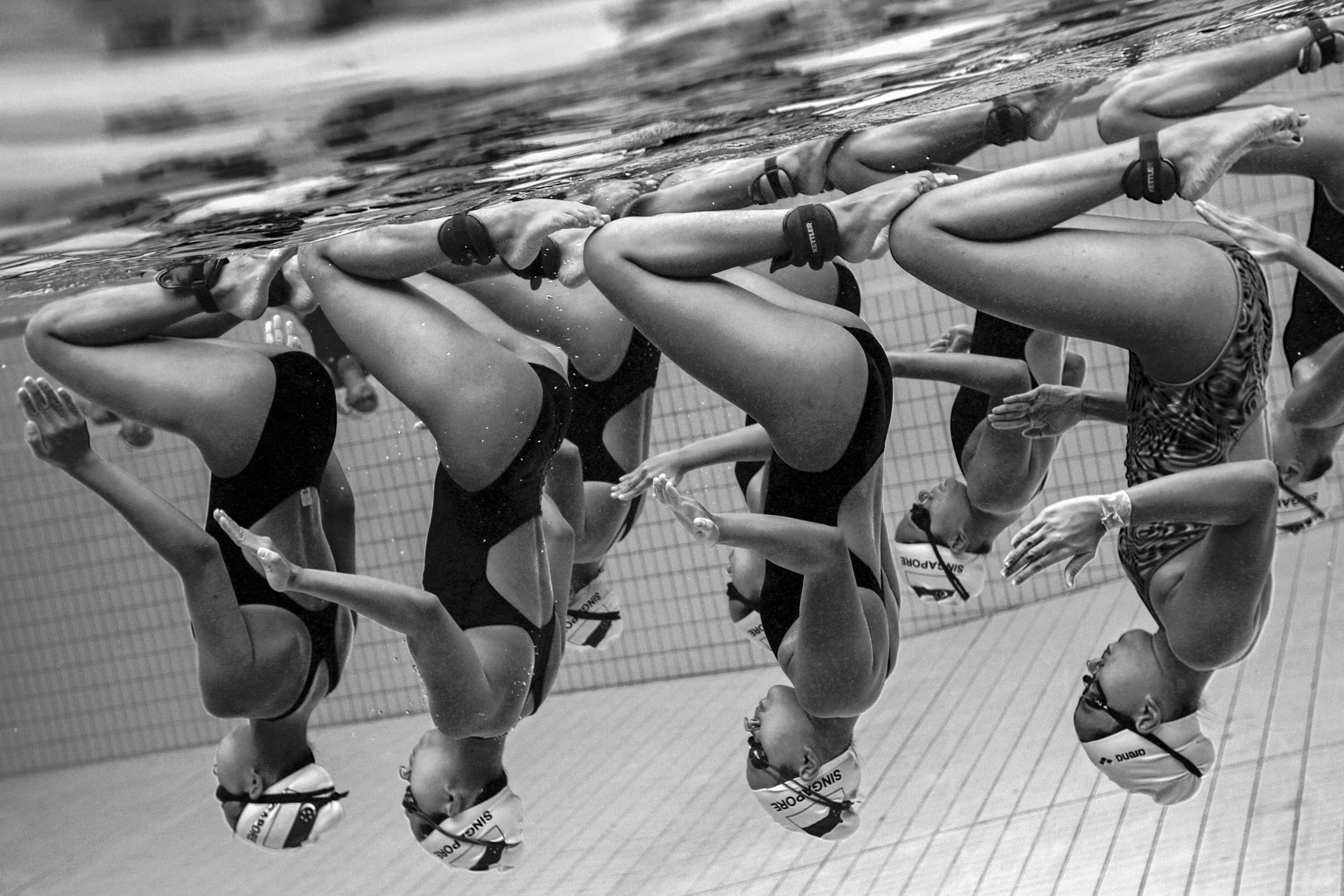 he photographer attempts to capture the underwater grace and juxtaposition of the synchronized swimming team trainings in Singapore. Foto: Jonathan Yeap Chin Tiong, Singapore, Shortlist, Sport, Professional Competition, 2015 Sony World Photography Awards