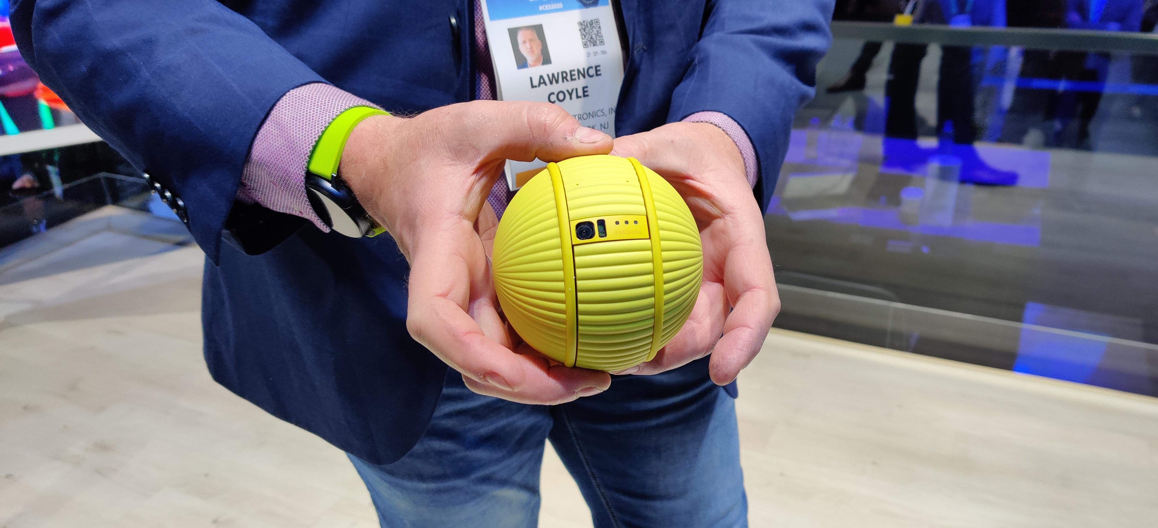 Denne lille ballen fra Samsung var en av flere roboter vi så på messegulvet. Takket være kunstig intelligens skal den også kunne ta avgjørelser som om det trengs å vaskes hjemme for deg, og utkommandere en vaskerobot dersom det trengs. 