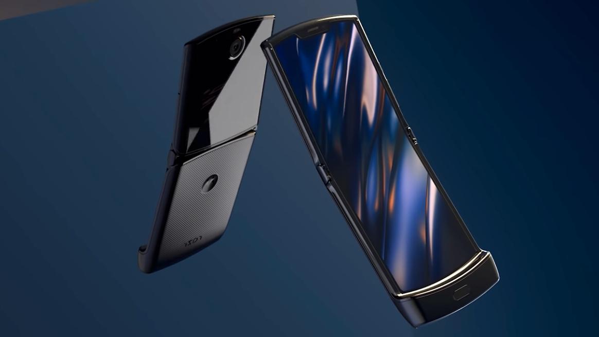 Motorola lanserer Razr, en klapptelefon med foldbar skjerm. 