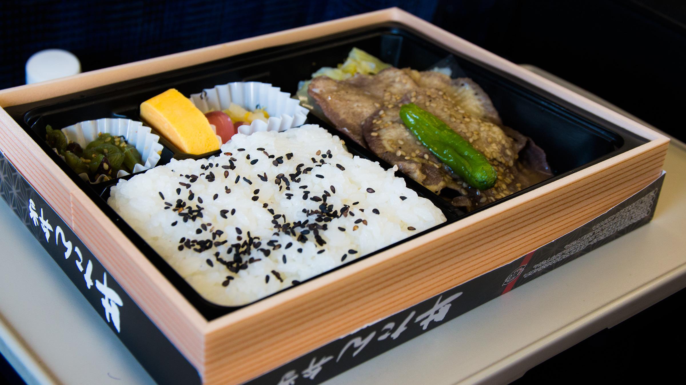Togvertinnen passerer titt og ofte med en tralle som byr på mat og drikke underveis med Shinkansen.Foto: Varg Aamo, Hardware.no