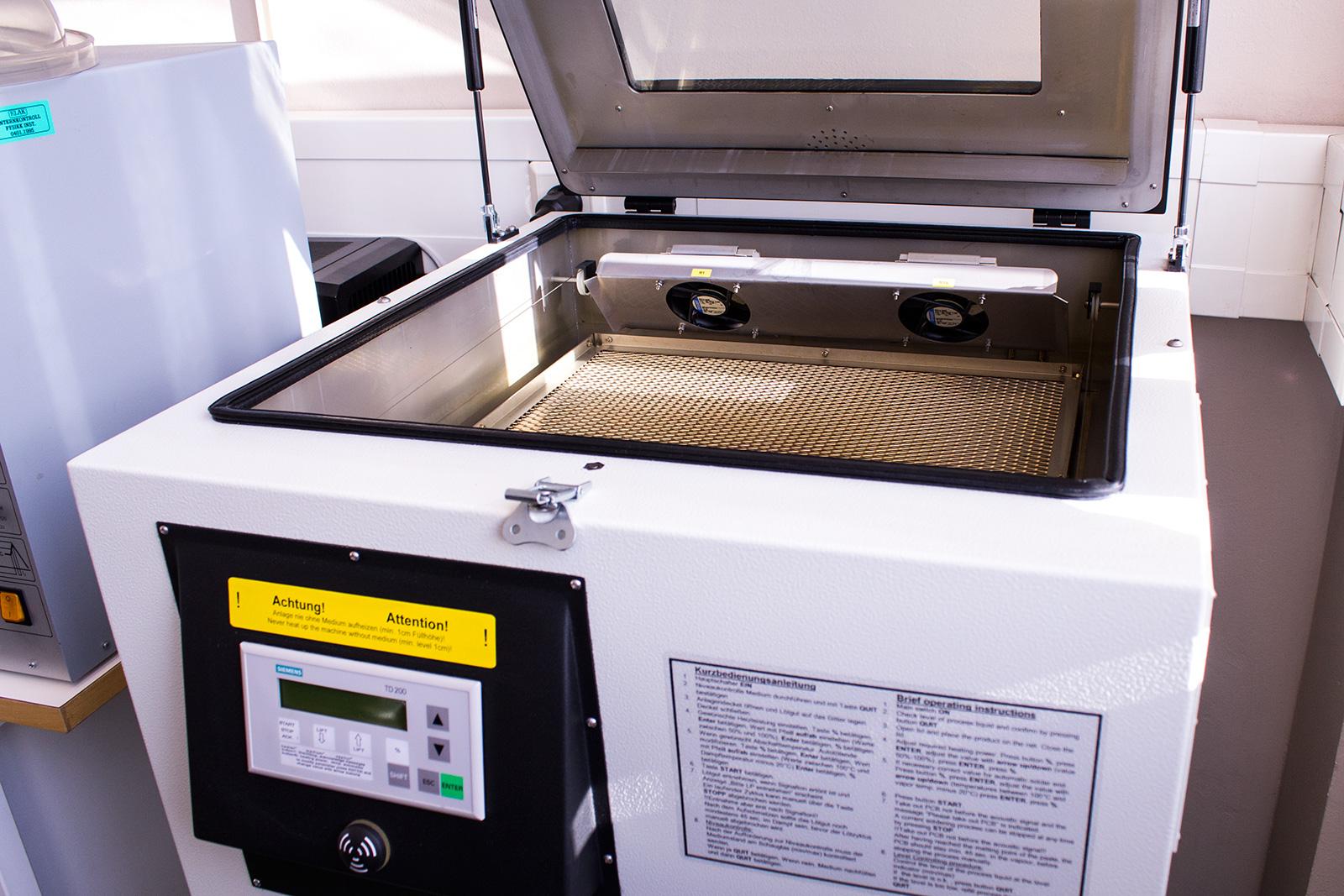 I denne ovnen varmes kretskort, loddepasta og komponenter opp til 230°C.Foto: Varg Aamo, hardware.no