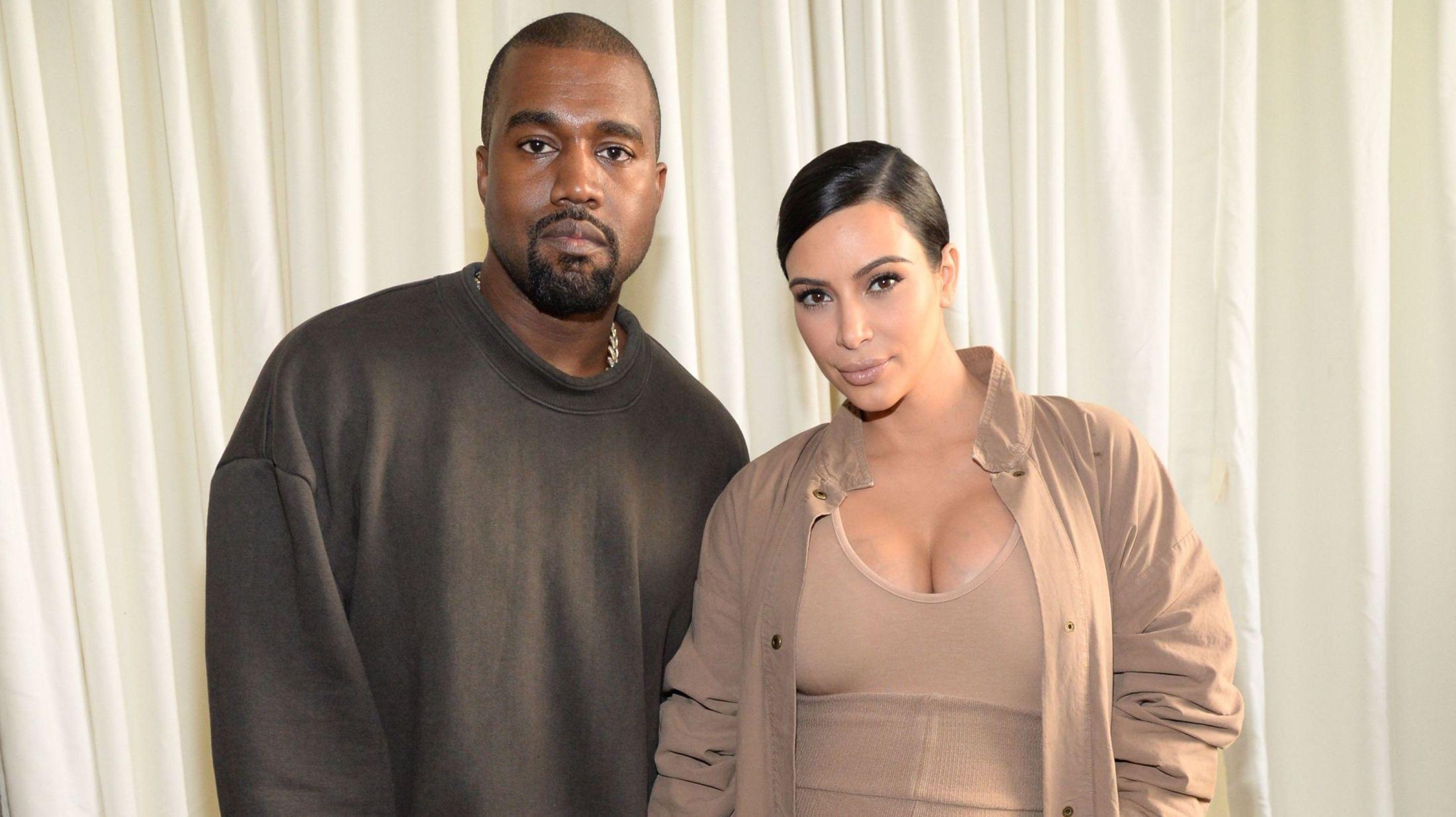 MOTEPAR: Kanye West og Kim Kardashian West bacstage på Kanye West Yeezy Season 2 under New York Fashion Week i høst. Foto: AFP