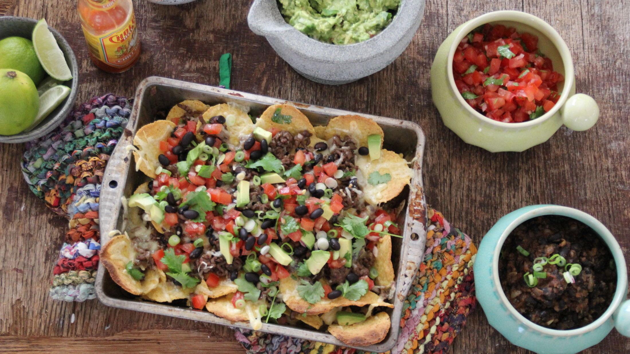 FIESTA: Meksikansk-inspirert nachos servert med frisk salsa, guacamole og rømme til er et enkelt måltid full av deilige smaker, som både kan serveres til venner eller nytes alene. Foto: Ina Johnsen