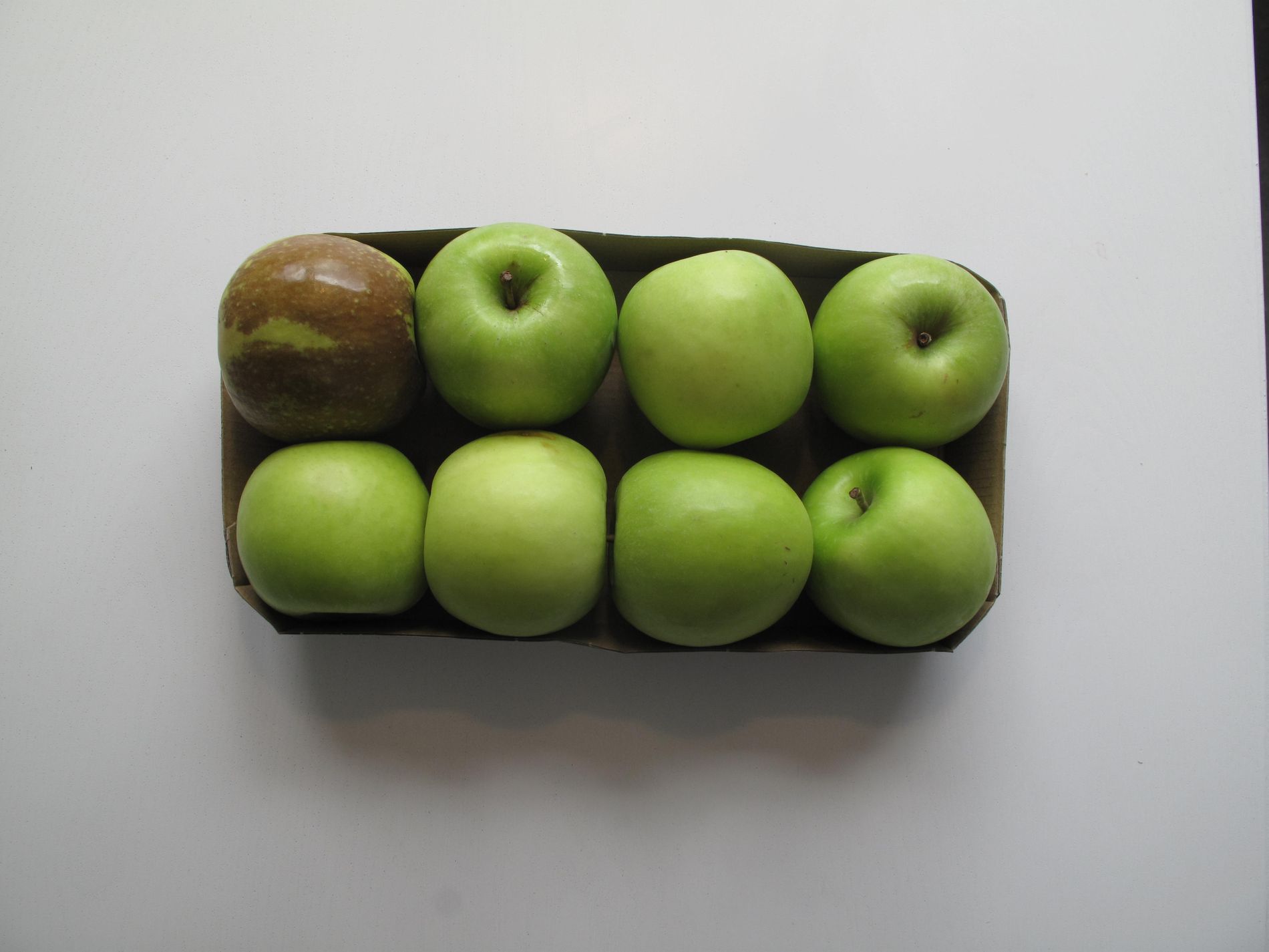 Förpackade äpplen slängs – trots att endast ett är dåligt. 