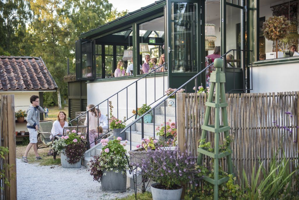 På sommaren öppnas den glasade verandan på Smakrike.