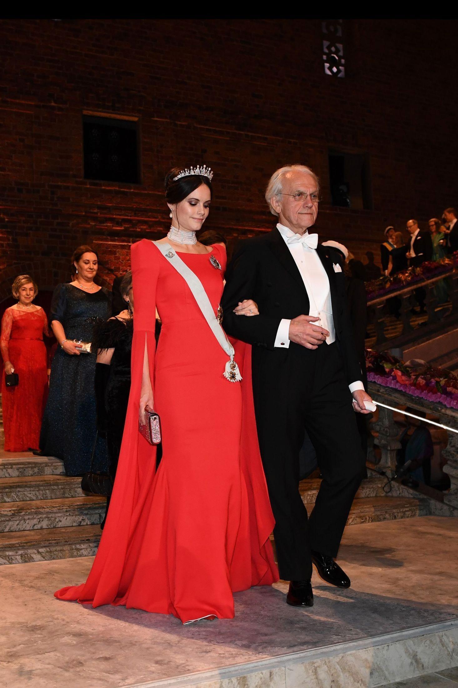 EGET DESIGN: Prinsesse Sofia ankom Nobel-festen med den franske prisvinneren Gérard Mourou. Foto: AFP.