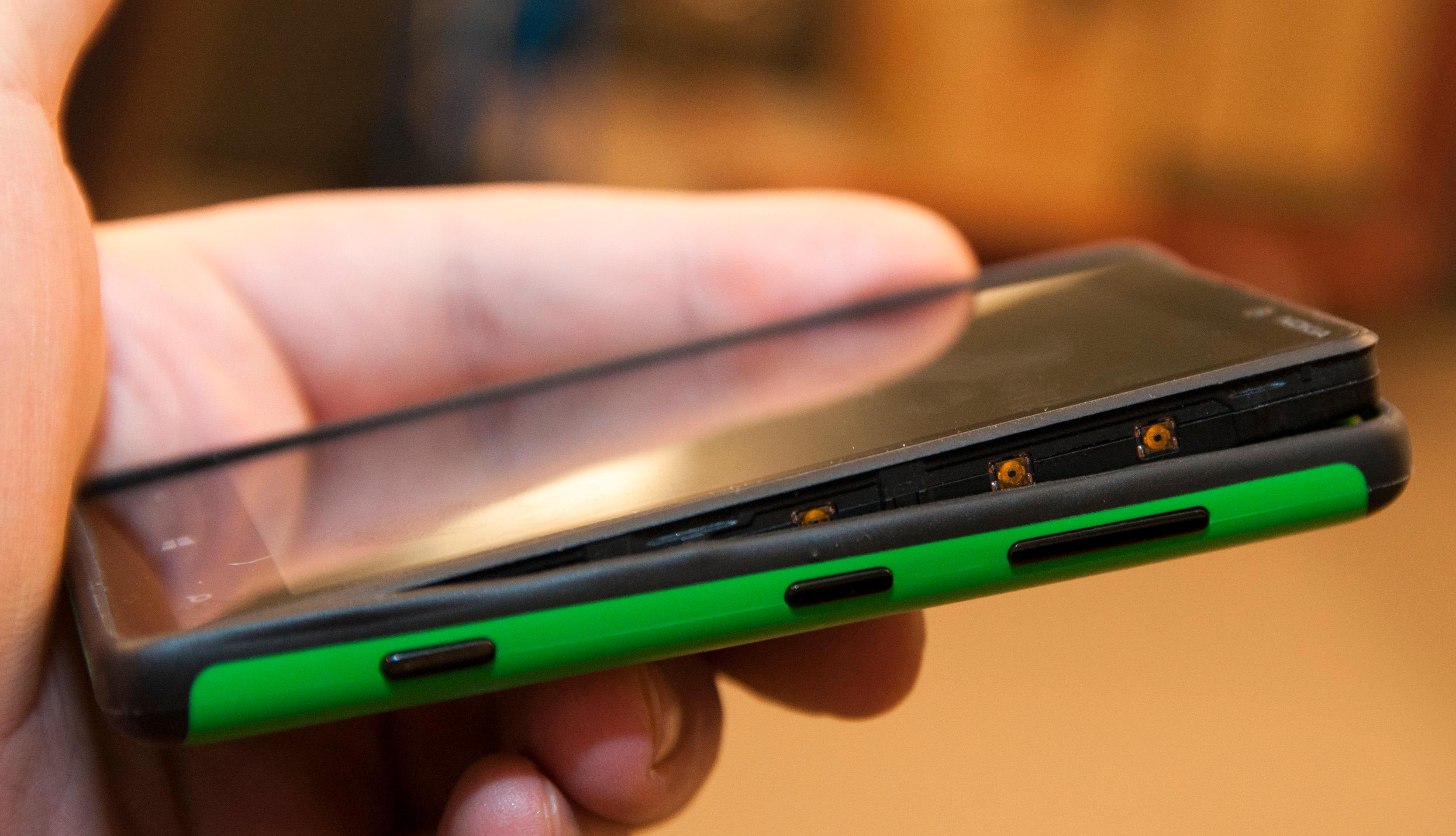 Hvis du vil kan du kjøpe andre deksler til telefonen. Dette skal gjøre Lumia 820 mer robust.Foto: Finn Jarle Kvalheim, Amobil.no