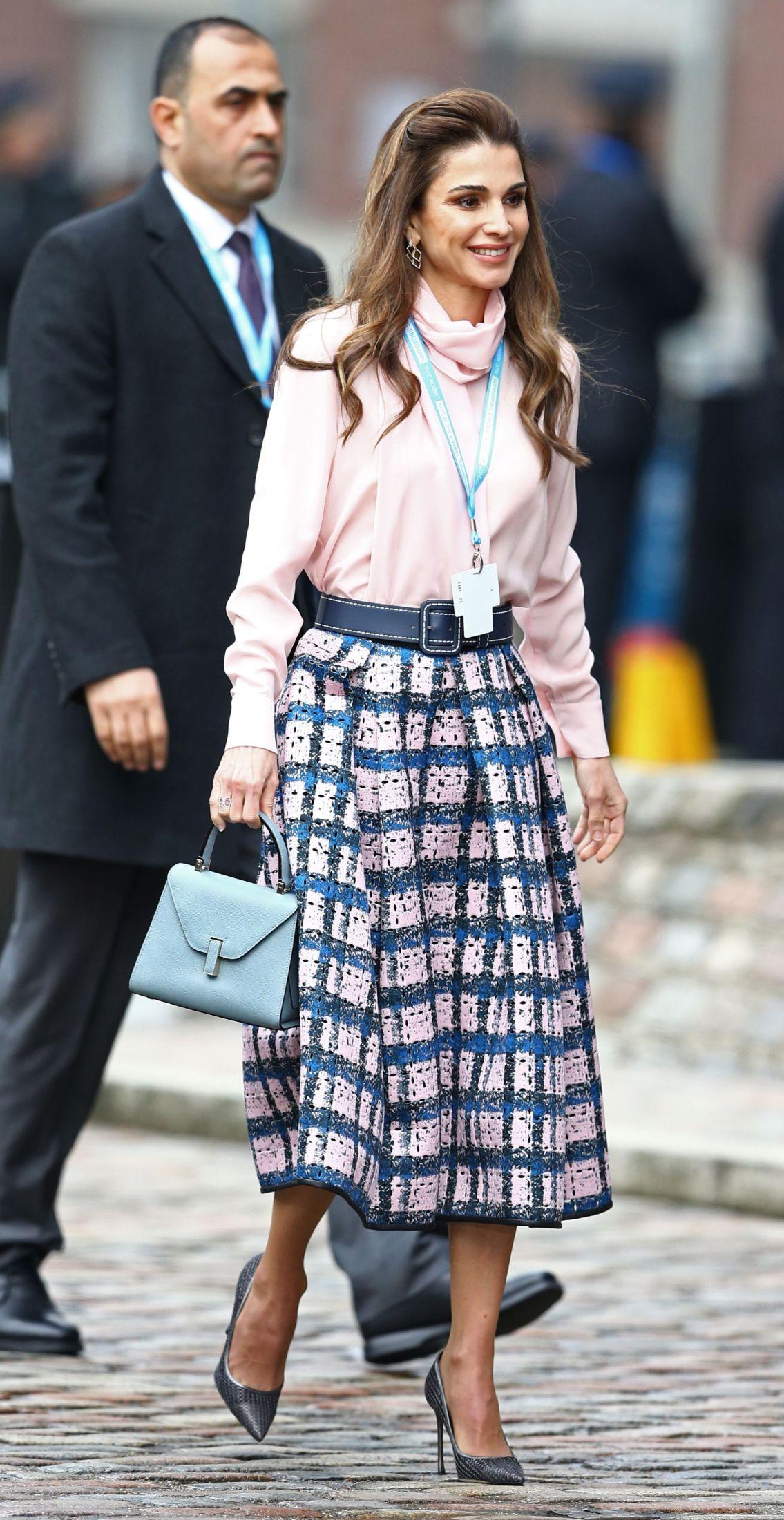MØNSTRET: Dronningen har en stram og sofistikert stil, men er flink til å bruke farger og mønster for å gjøre antrekkene mer lekne. Foto: AFP.