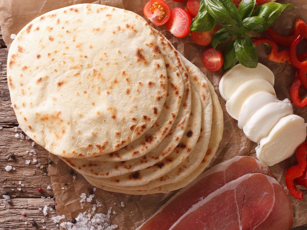 Tunna bröd gjorda i stekpannan är goda att fylla med italienska delikatesser.
