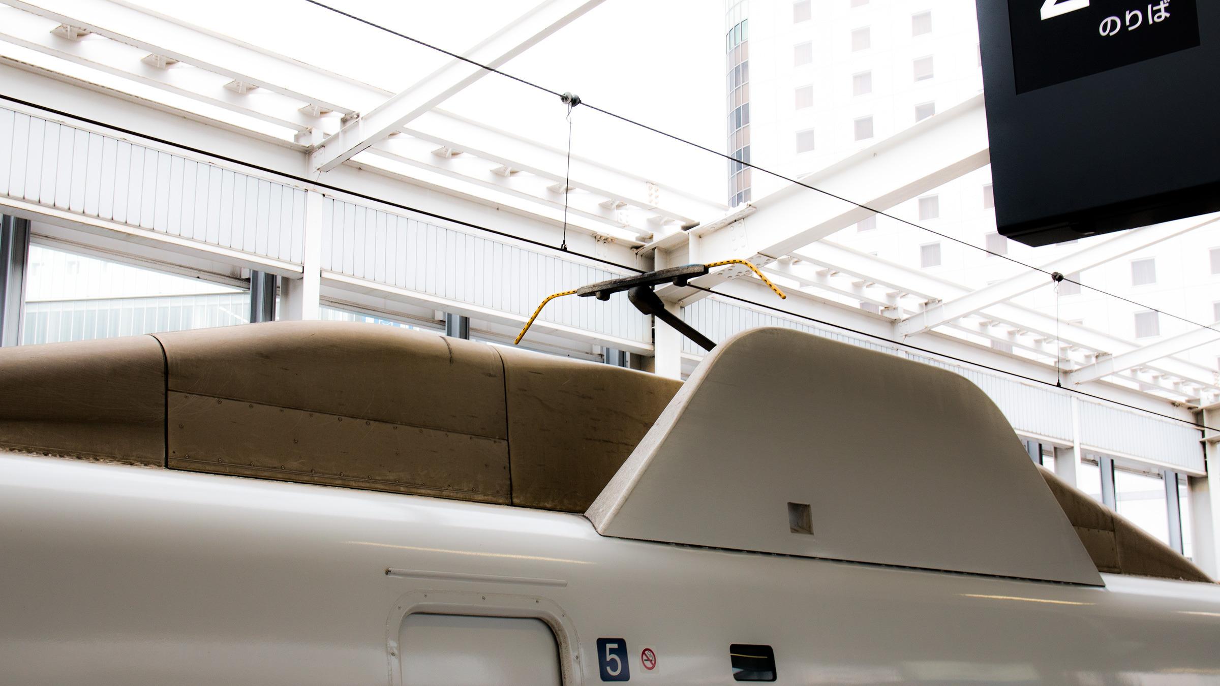 Både HIKARI- og SAKURA-togene går selvfølgelig på strøm, men for å holde aerodynamikken intakt er det montert solide finner rundt strømavtakerene – pantografene – på taket.Foto: Varg Aamo, Hardware.no