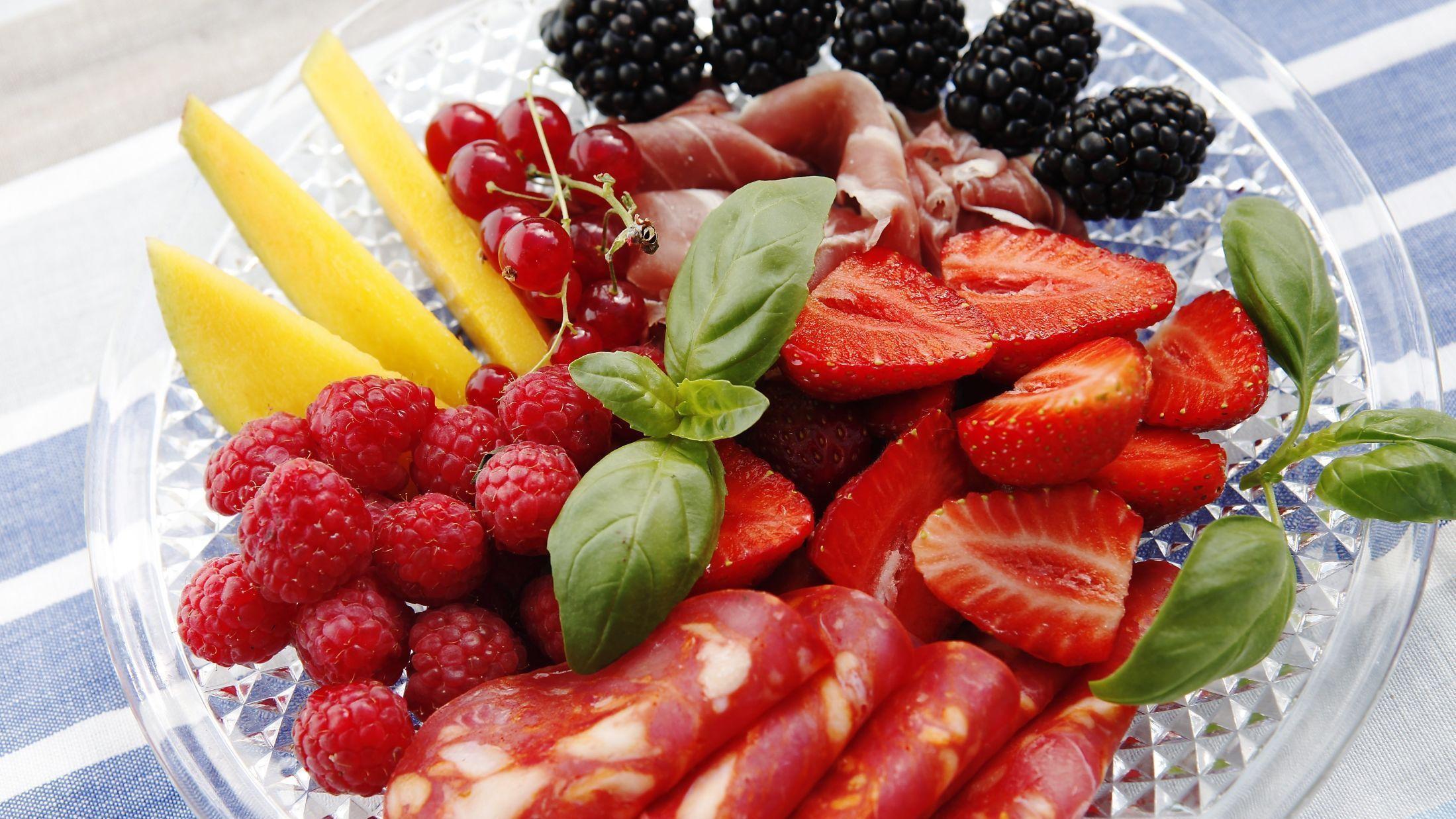 SOMMERENS BÆR: Spekemat med frukt og bær er en deilig sommerkombinasjon. Bare pass på å rengjøre bær samt krydderurter før servering. Foto: Magnar Kirknes/VG