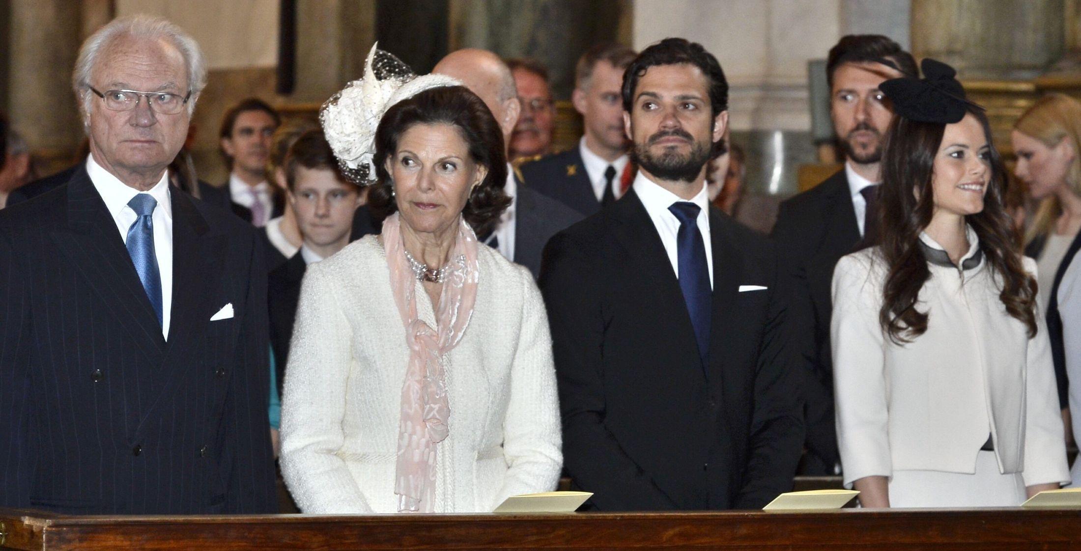 MATCHY-MATCH: Sofia Hellqvist matchet sin kommende svigermot dronning Silvia i hvitt. Kong Carl Gustaf og prins Carl Philip hadde begge dress og blått slips. Foto: NTB Scanpix