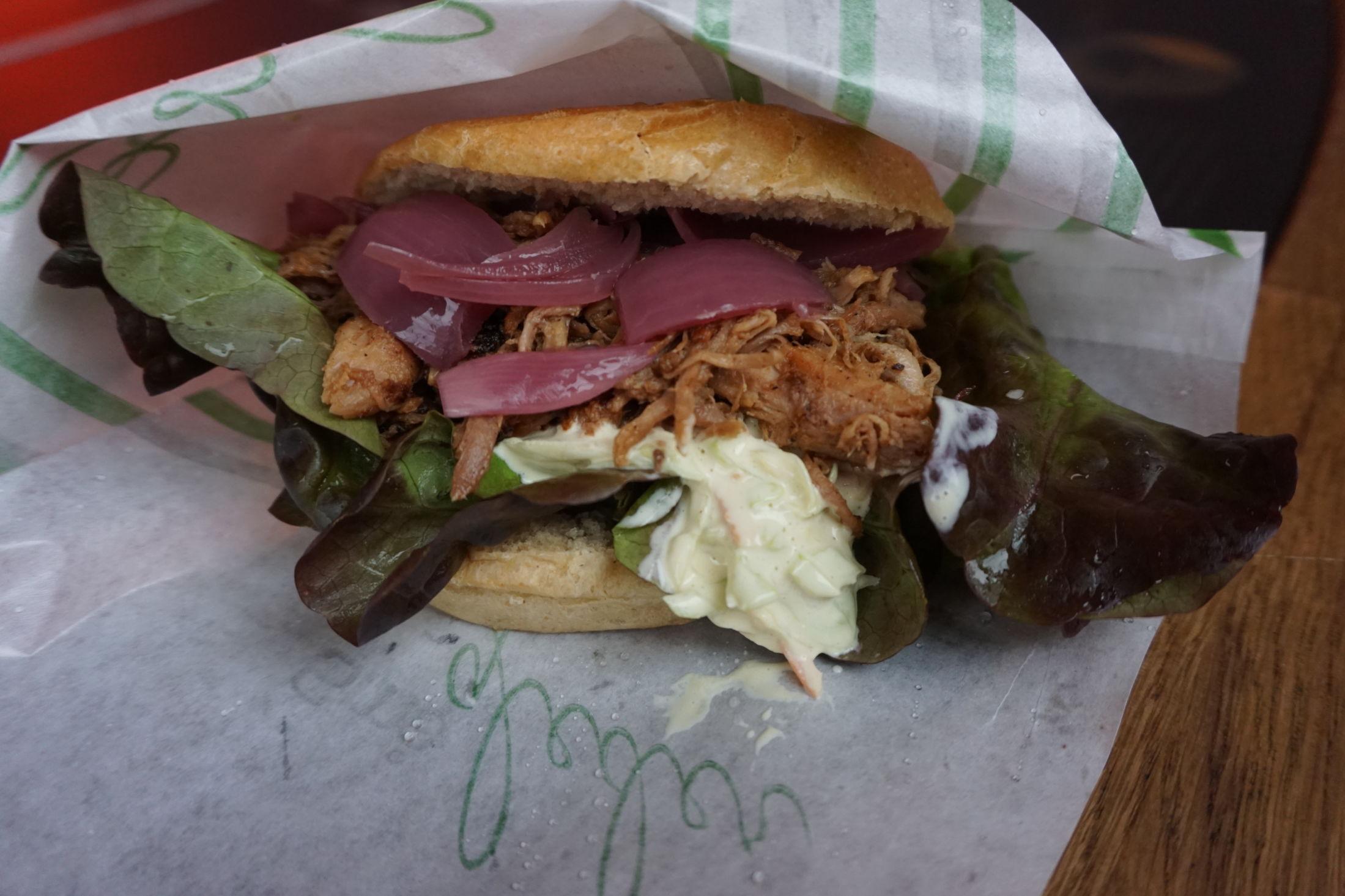 Lysklæt med pulled pork-burger. Foto: Sara Berge Holmberg