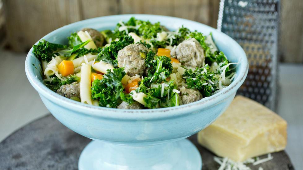 MIDDAGSTIPS: Rustikk suppe med parmesan-kjøttboller og grønnkål.