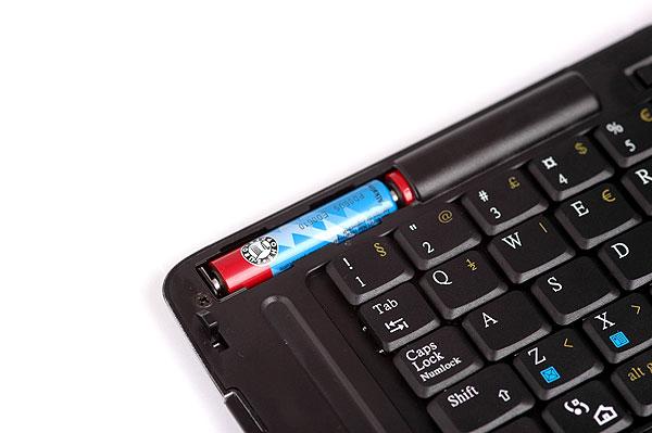 Tastaturet bruker vanlige AAA-batterier.