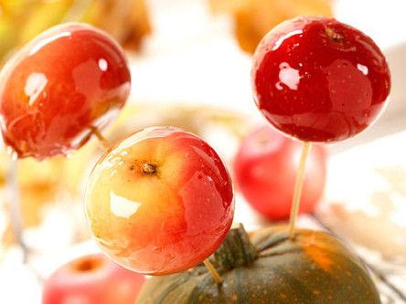 Knasende sprø, lanke røde epler er deilig dessert - eller tv-kos. (Foto: Opplysningskontoret for frukt og grønt/Synøve Dreyer.)