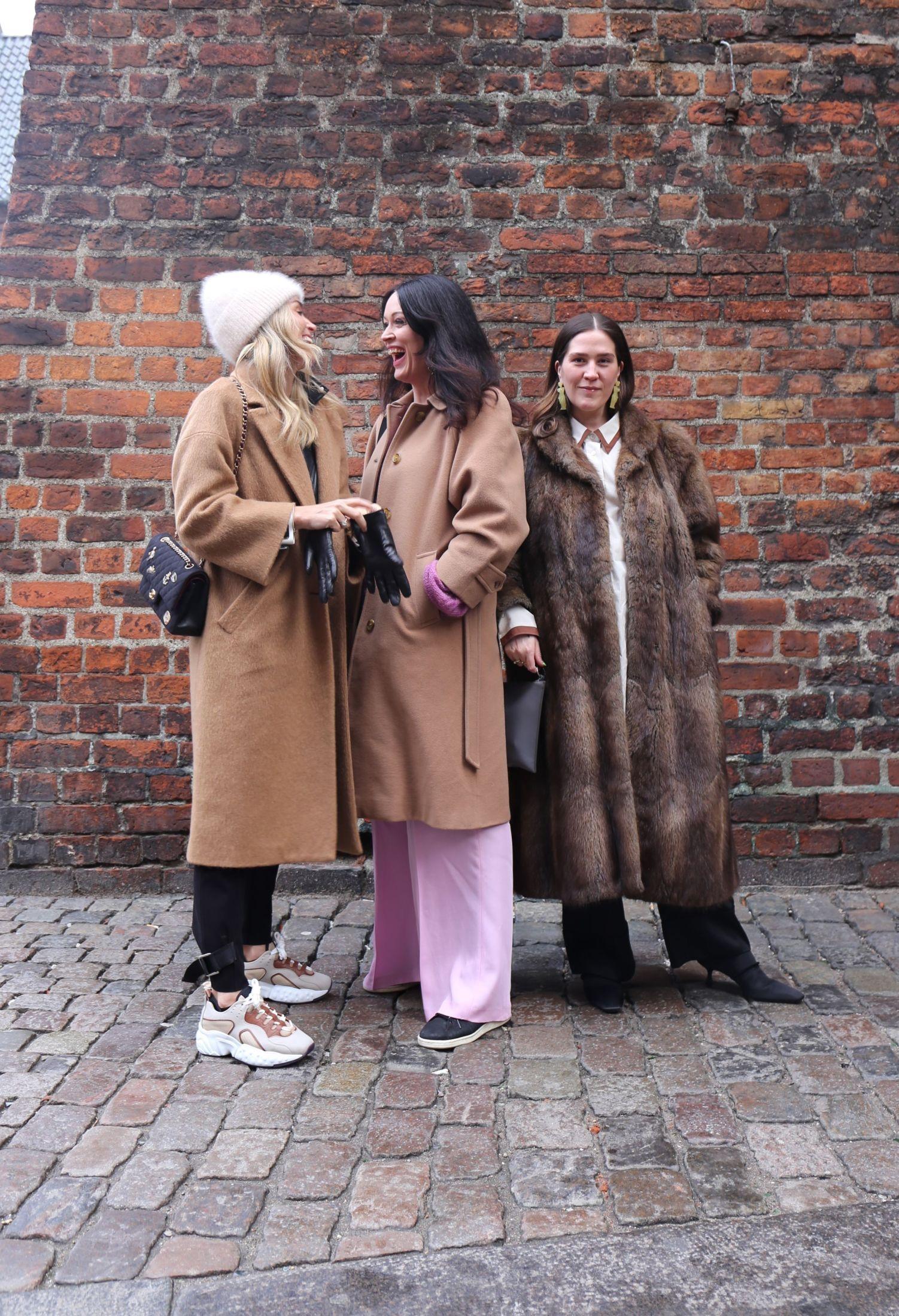 GOD STEMNING: Camilla Pihl, Ingeborg Heldahl og Ida Einarsdottir. Man kan se at beige kåper en av de største jakketrendene i vinter. Foto: MinMote