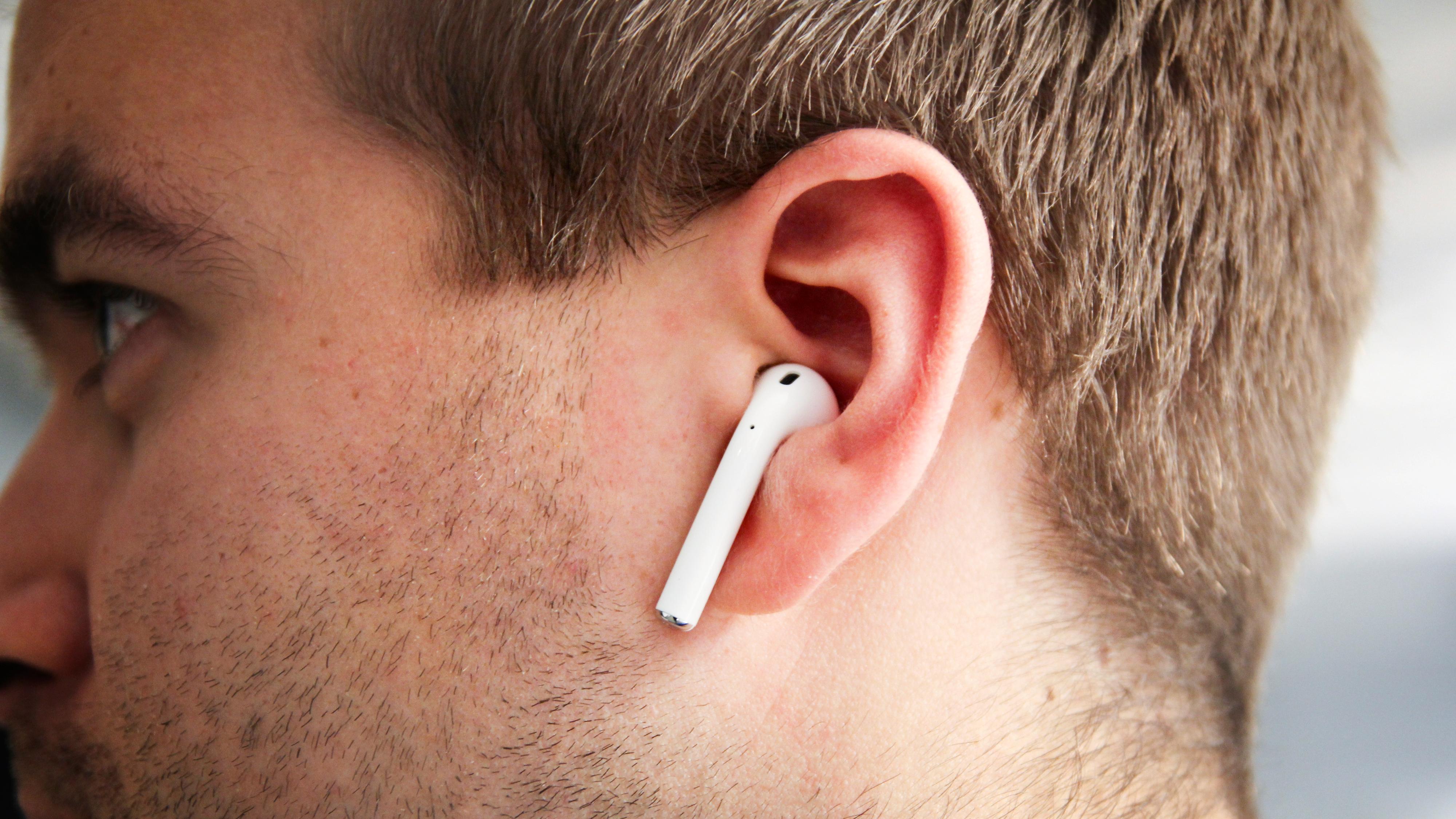 S8-ørepluggene blir en rival til Apples nylig lanserte Airpods, her avbildet.