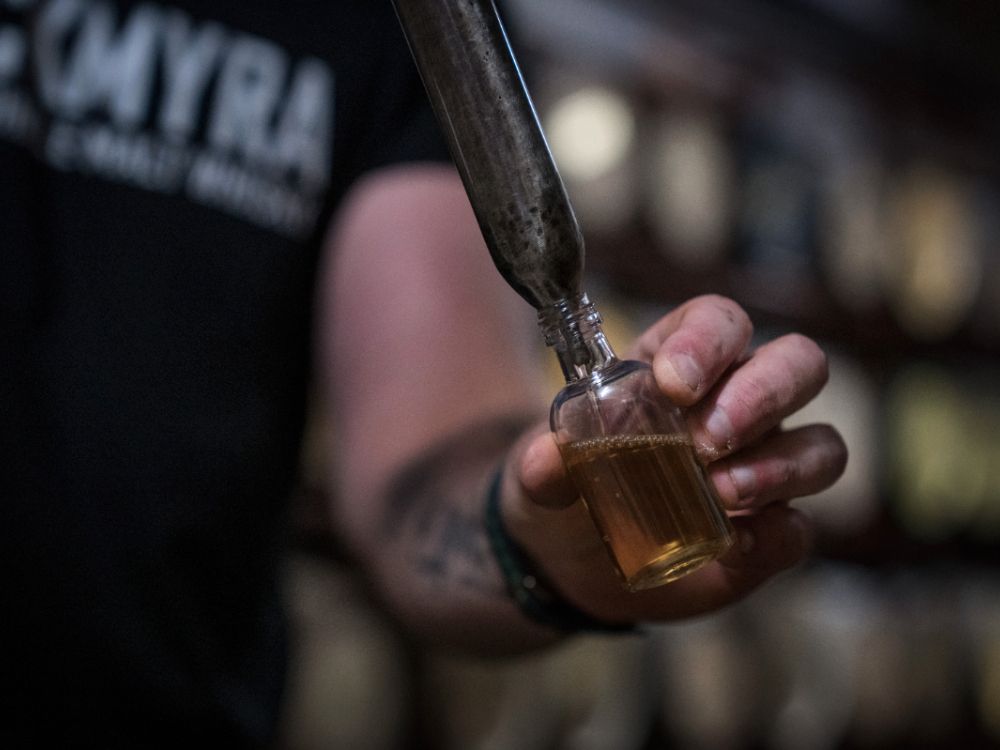 Whisky tas upp från tunnan för att provas. 