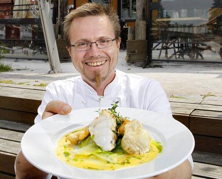 Sjømat er sommerfavoritten for Calle Fjermeros, kjøkkensjef på Makrellen i Kristiansand. Han ELSKER fisk. Når den er perfekt tilberedt, vel å merke. (Foto: Kjartan Bjelland)