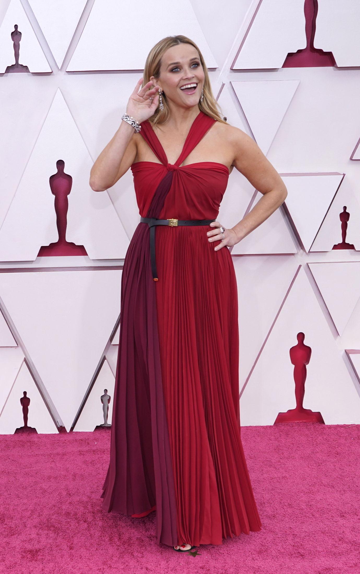 ELEGANT: Reese Witherspoon iført Dior, toppet med smykker fra Bulgari og belte i livet. Foto: EPA