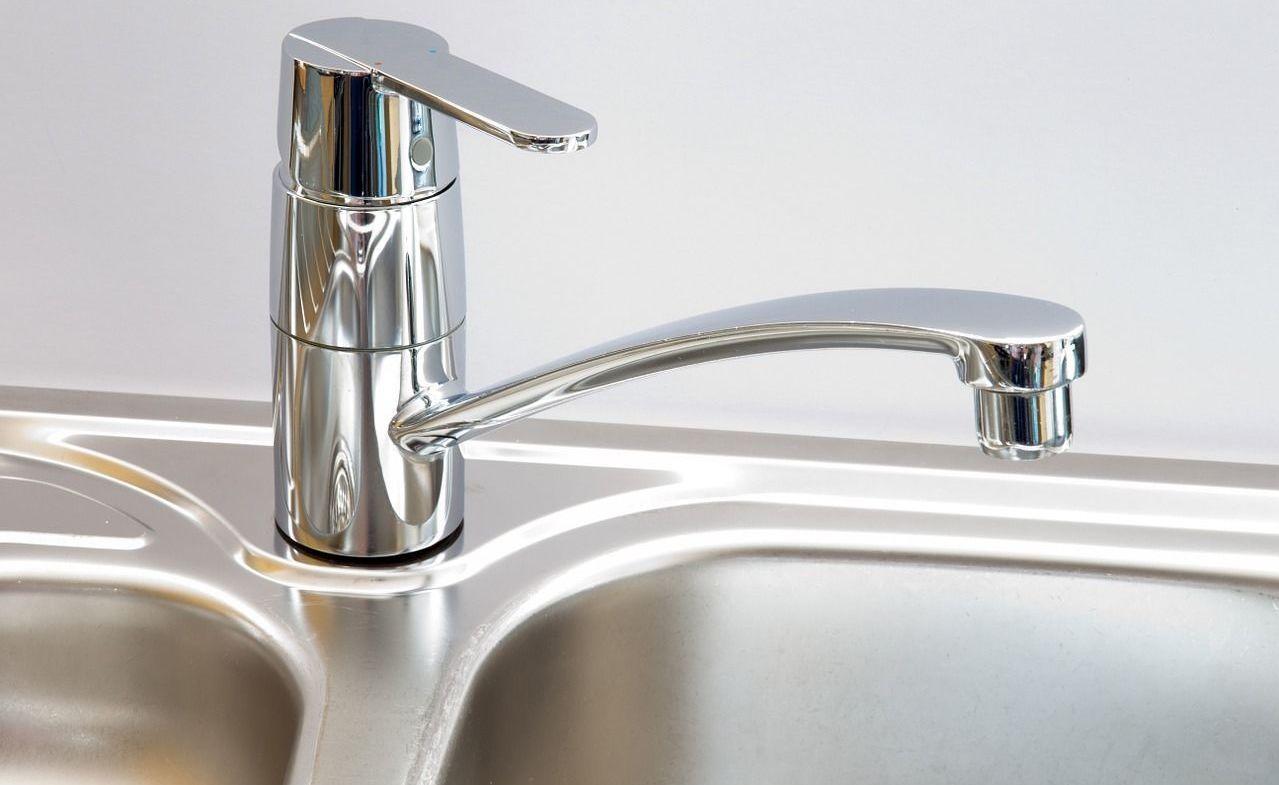 SKINNENDE REN: Flekker av rust kan få både bestikk og kjøkkenvask til å se udelikat ut, selv om det er helt rent. Foto: Pixabay