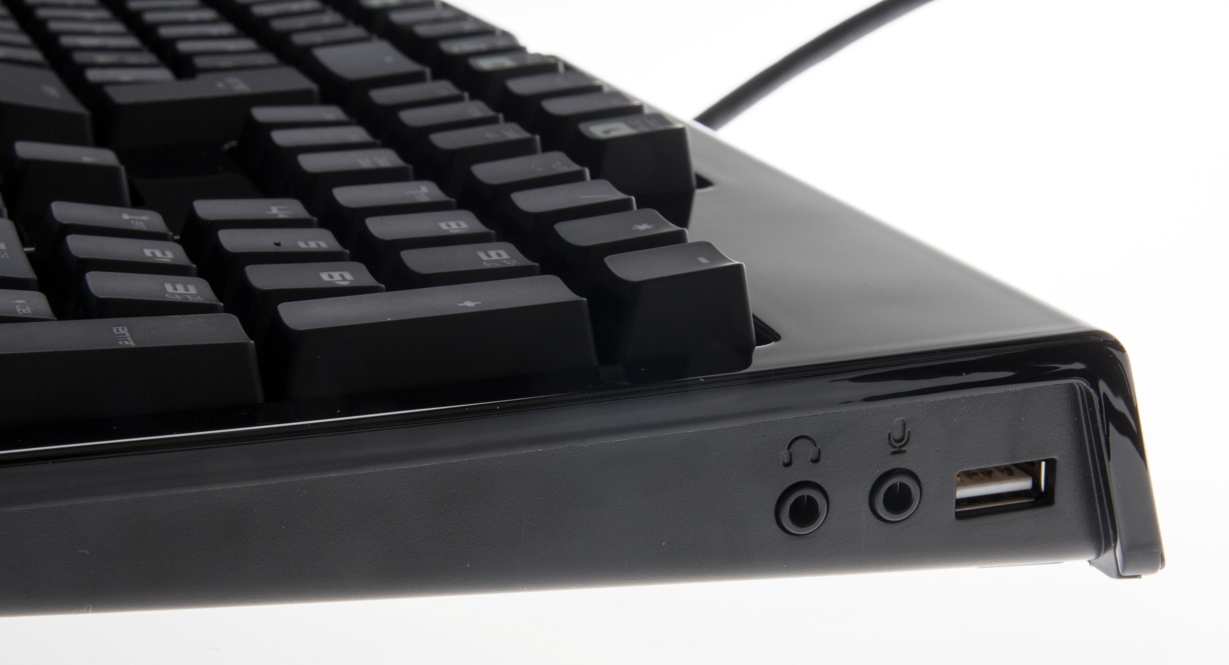 Utgangene fra tastaturet er plassert på høyresiden.Foto: Niklas Plikk, Hardware.no