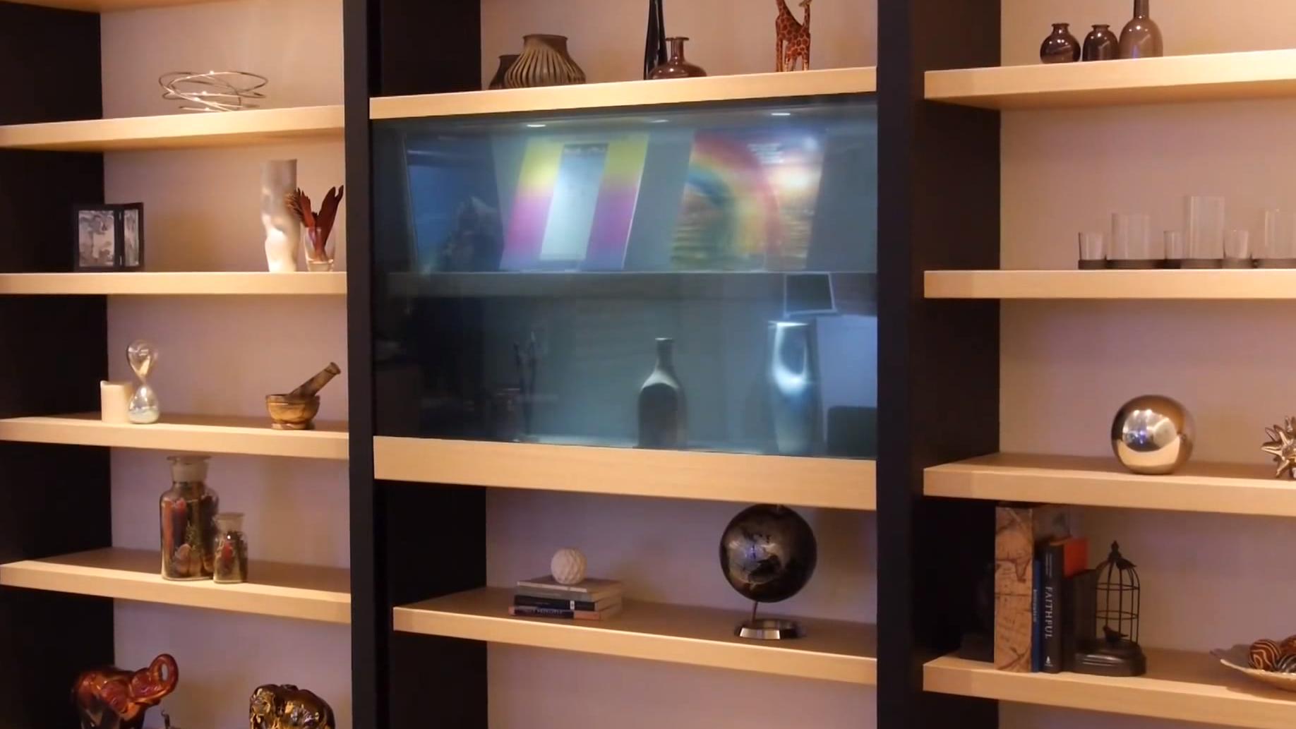 Nei, det er ikke en glassdør, det er Panasonics nye gjennomsiktige TV