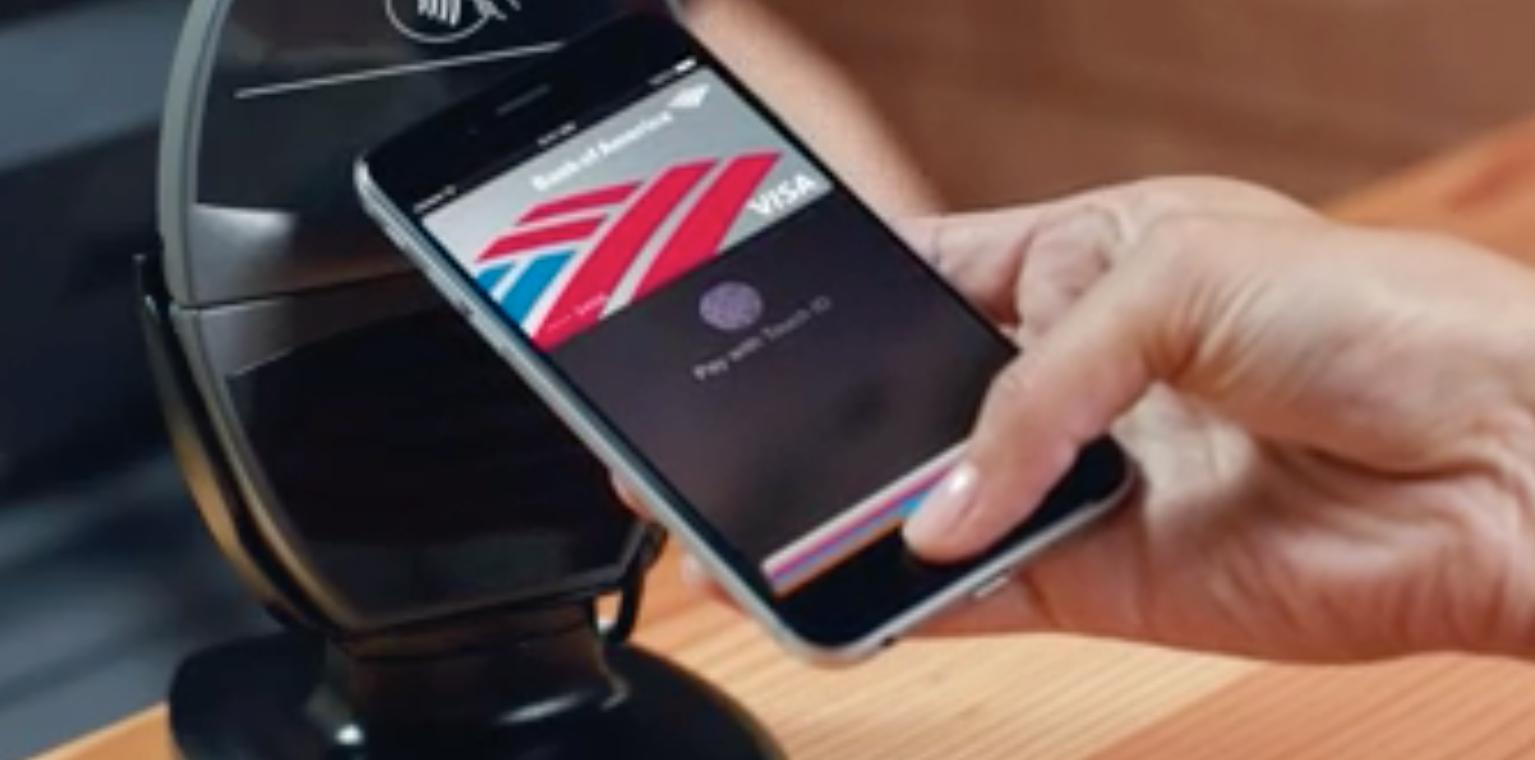 NFC-aignalet har kort rekkevidde. nettopp det at mobilen må være helt inntil betalingsterminalen gjør overføringsteknologien langt sikrere mot misbruk enn for eksempel Bluetooth eller Wi-Fi.