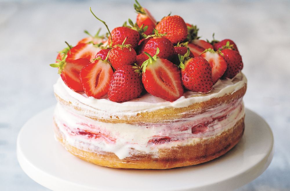 Glasstårta med jordgubbar på toppen