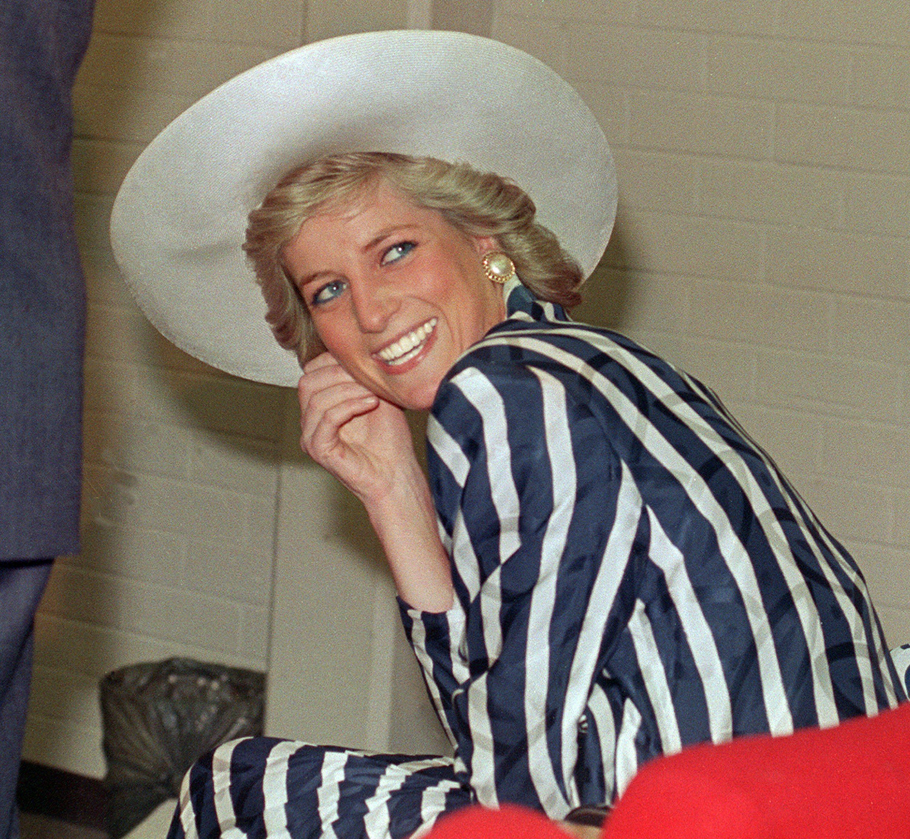 1988: Diana brukte ofte hatt til mer formelle anledninger. Her er hun på reise i Melbourne- 