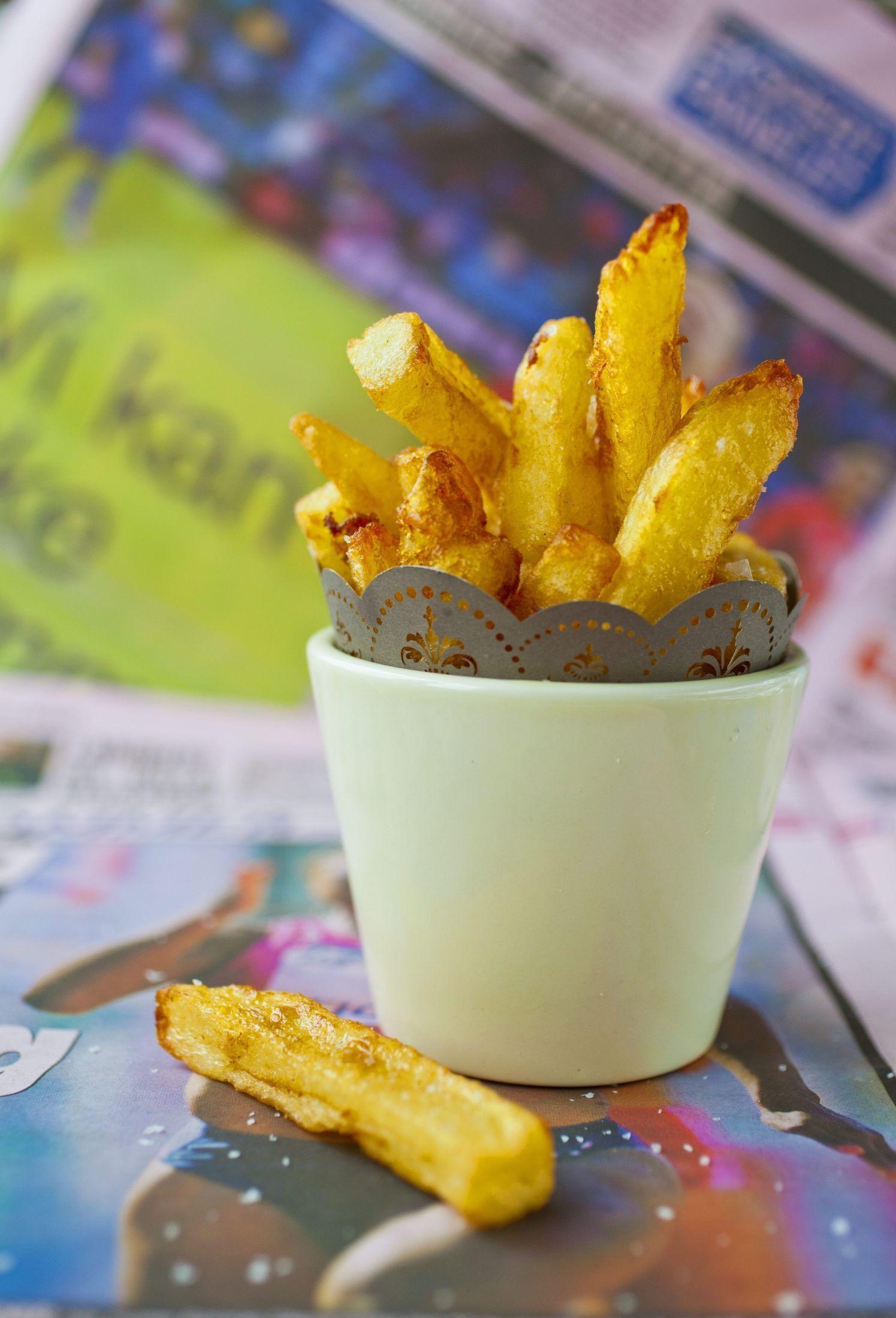 Pommes frites kan lett lages hjemme ved å fritere lettkokte poteter rapsolje. FOTO: SARA JOHANNESSEN / VG