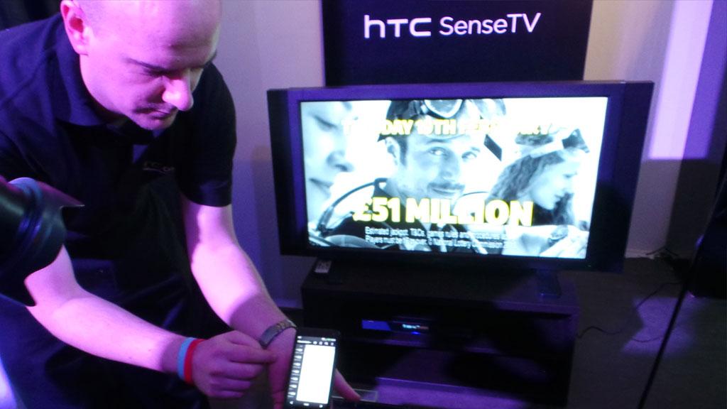 HTC One kan styre hjemmeunderholdningen.Foto: Espen Irwing Swang, Amobil.no