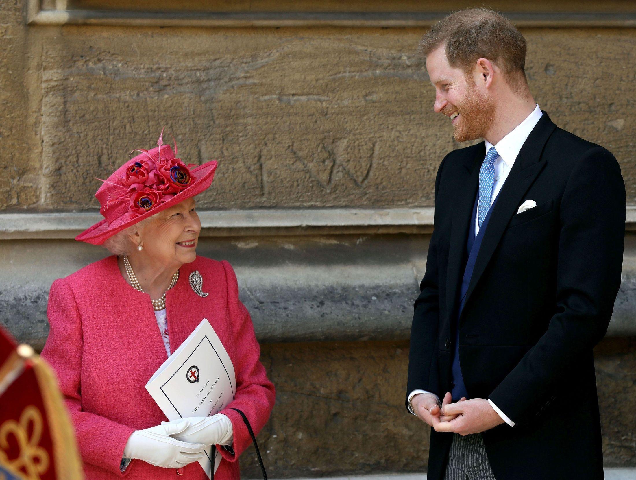 GOD STEMNING: Dronning Elizabeth fikk følge av barnebarnet prins Harry, hertug av Sussex. Hans kone hertuginne Meghan ble imidlertid hjemme. Foto: AFP