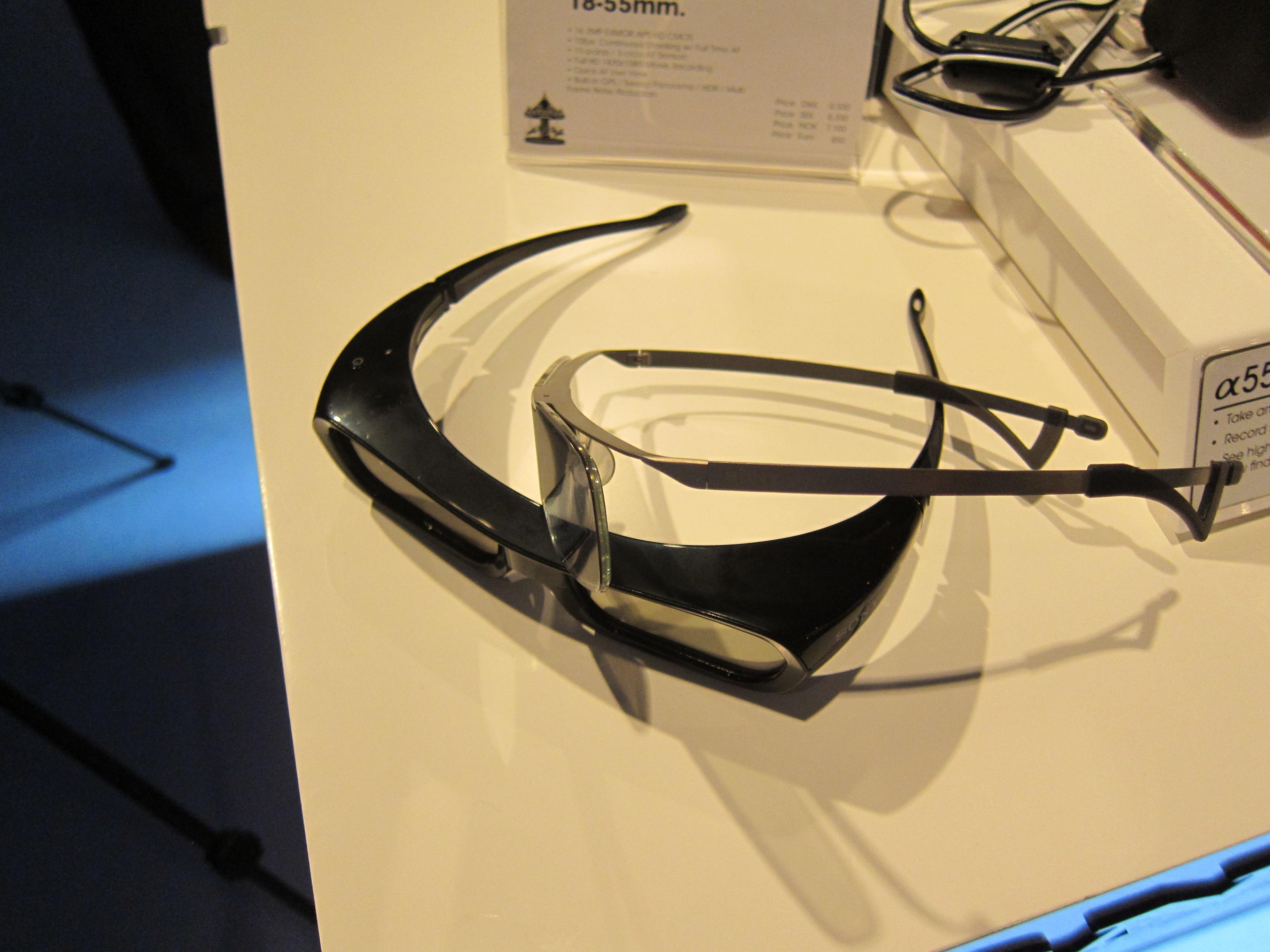 Her er de nye 3D-brillene sammen med fjorårets modell. Ingen tvil om at titanium ser bedre ut enn plast.