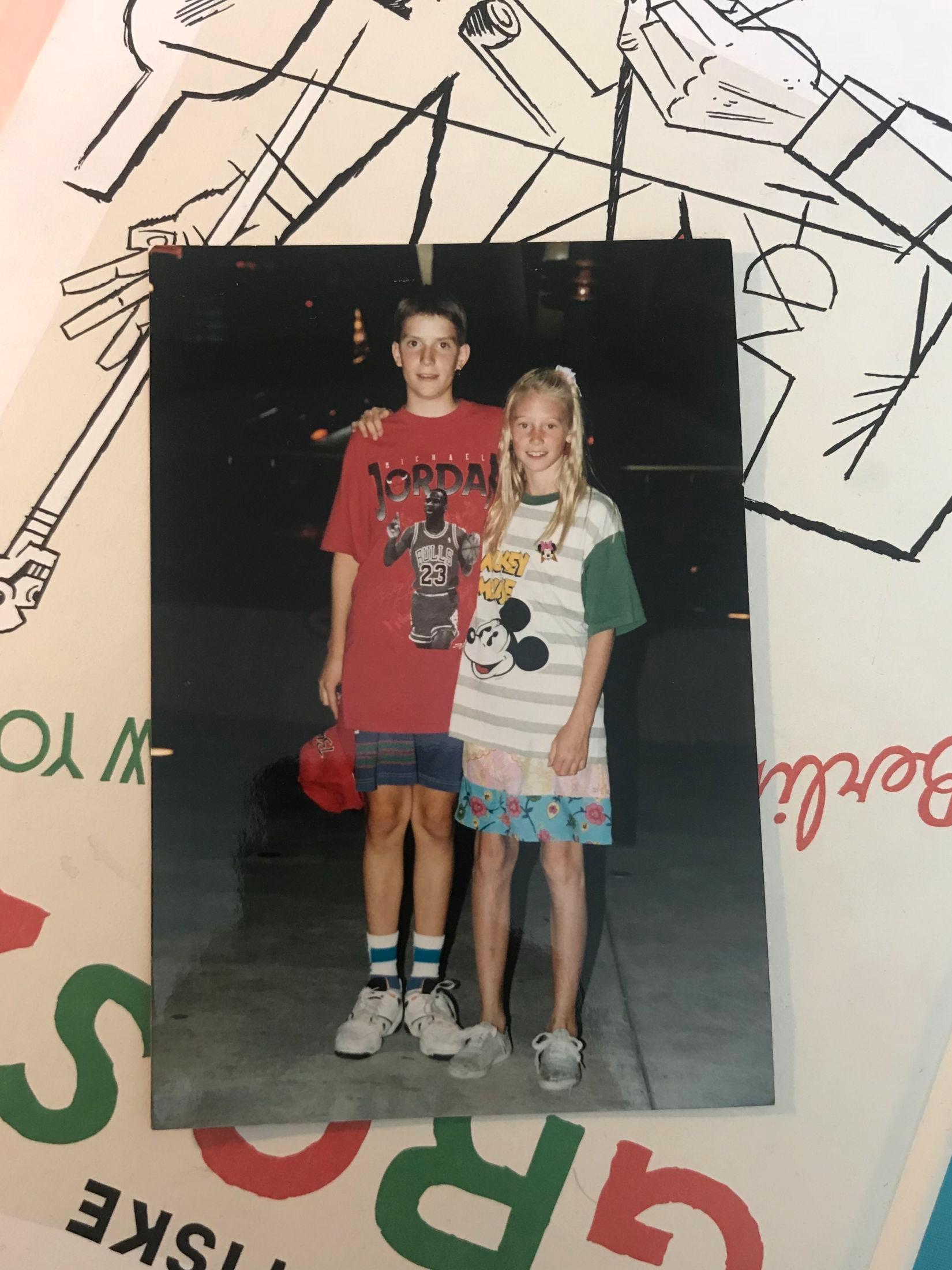 JORDAN-FAN: En ung Kemp iført t-skjorte med Michael Jordan-trykk. De siste ukene har han mimret tilbake og sett Netflix-serien om basketballfenomet. Foto: Privat