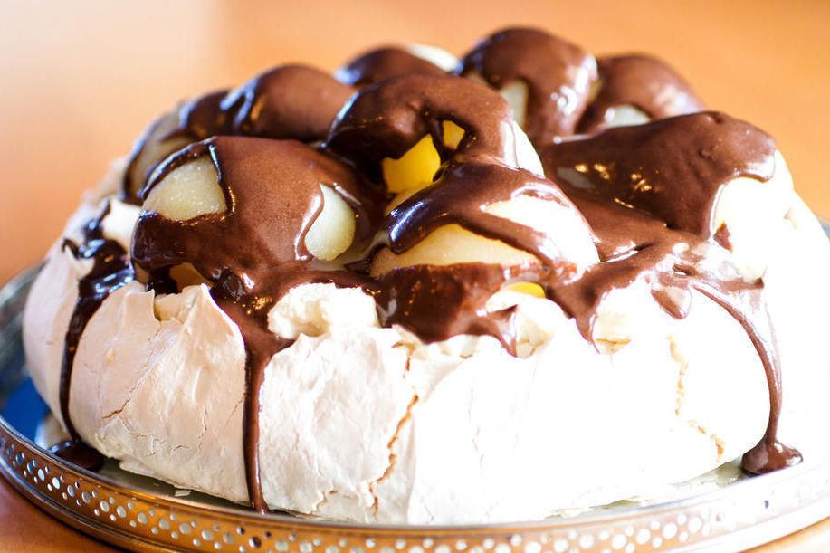 SJOKOGODT: Topp desserter eller kaker med sjokoladesaus. Her finner du oppskriften på Pavlova Belle Hélène. Foto: Kristine Ilstad/Det søte liv