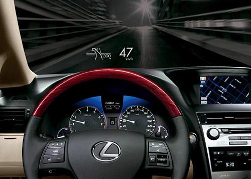 I 2013 vil enda flere biler blir utstyrt med en «Heads Up Display» på frontruten, tror CEA.Foto: Lexus