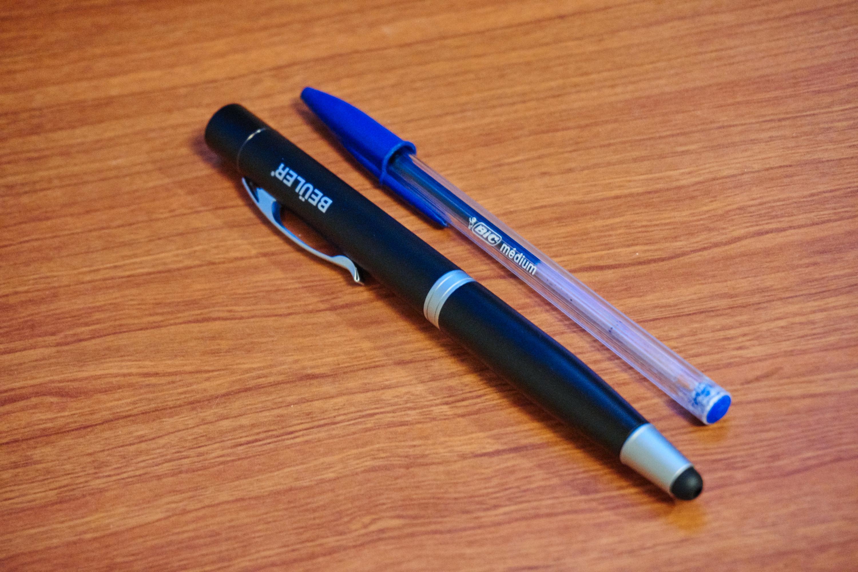 Sammenlignet med en vanlig Bic-penn er Beüler Pen ganske mye tjukkere, men ikke så mye lengre.
